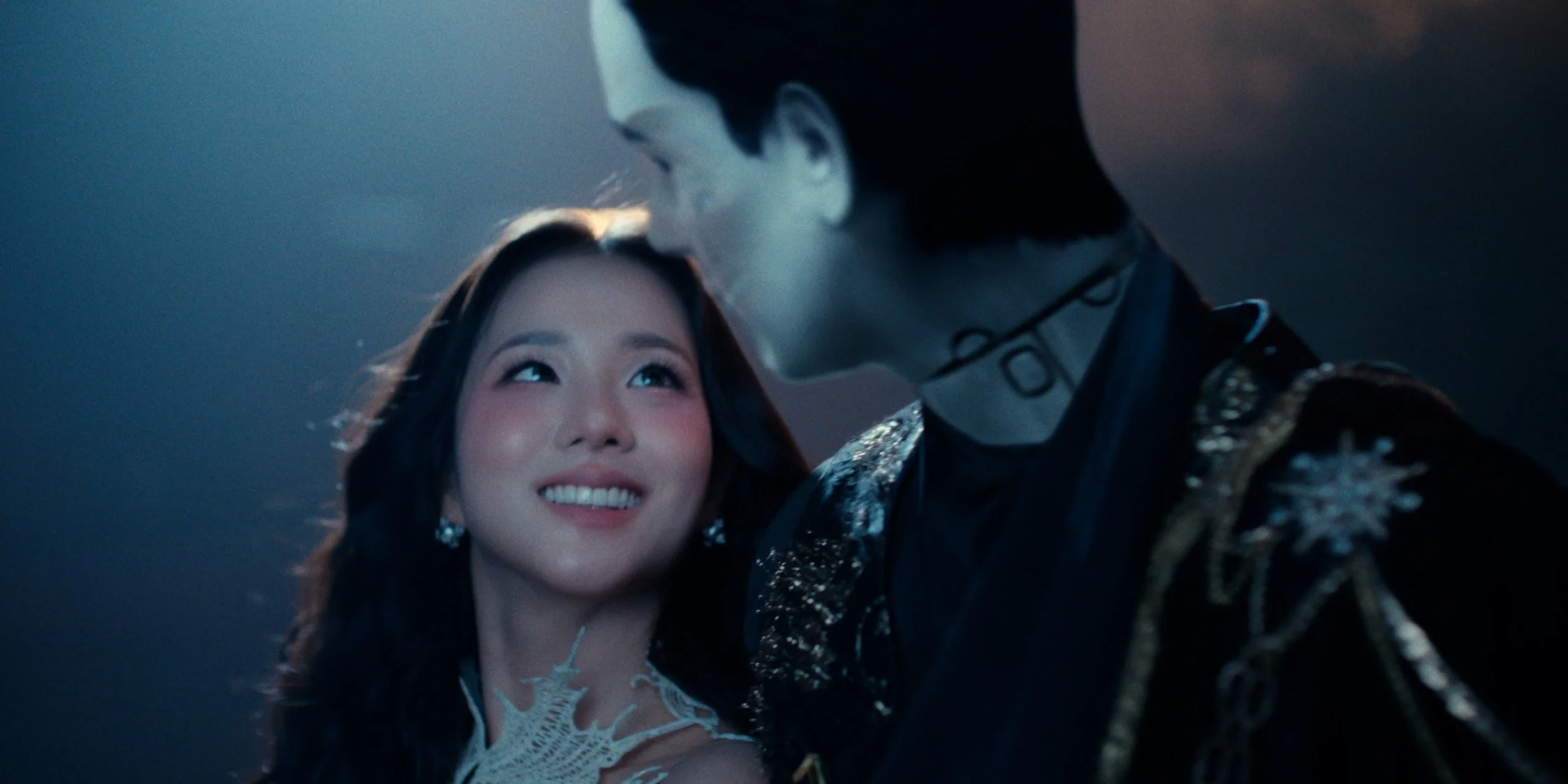 JISOO - CLICK - H264 MASTER.00_02_25_22.Still046.jpg