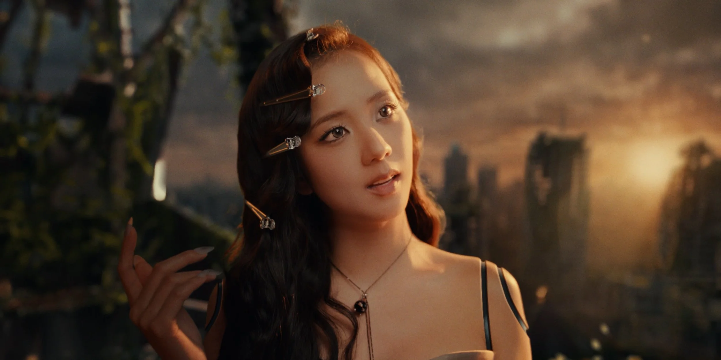 JISOO - CLICK - H264 MASTER.00_02_41_07.Still048.jpg