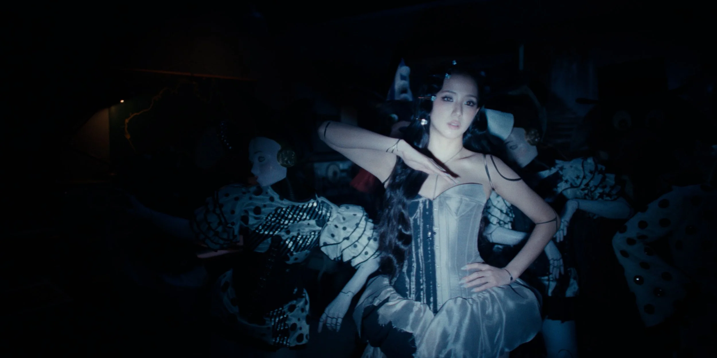 JISOO - CLICK - H264 MASTER.00_00_26_08.Still008.jpg