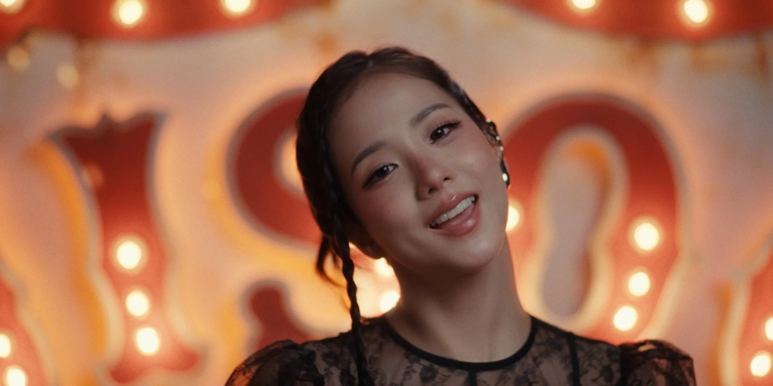 JISOO - CLICK - H264 MASTER.00_01_00_24.Still025.jpg