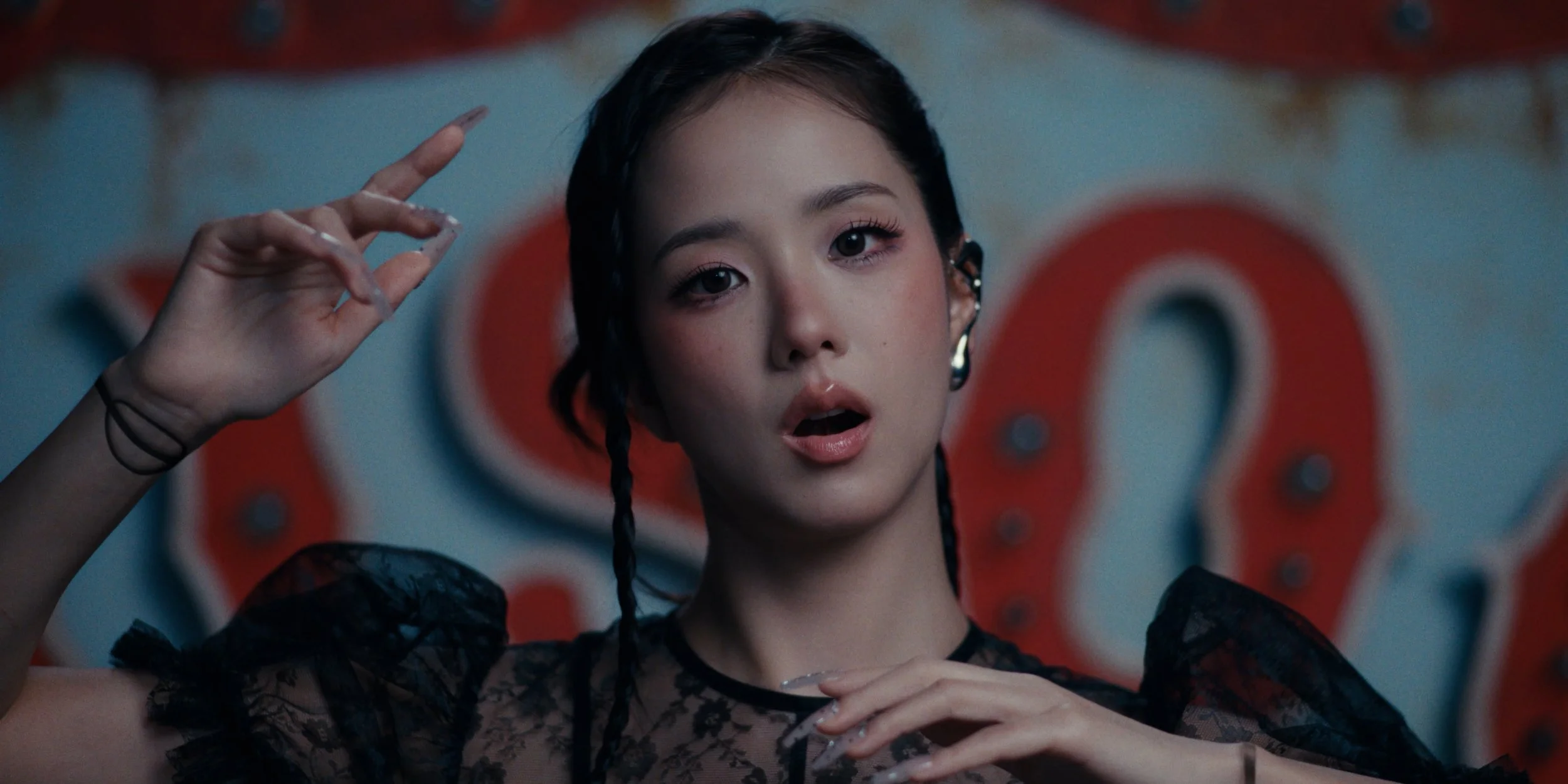 JISOO - CLICK - H264 MASTER.00_00_54_11.Still023.jpg