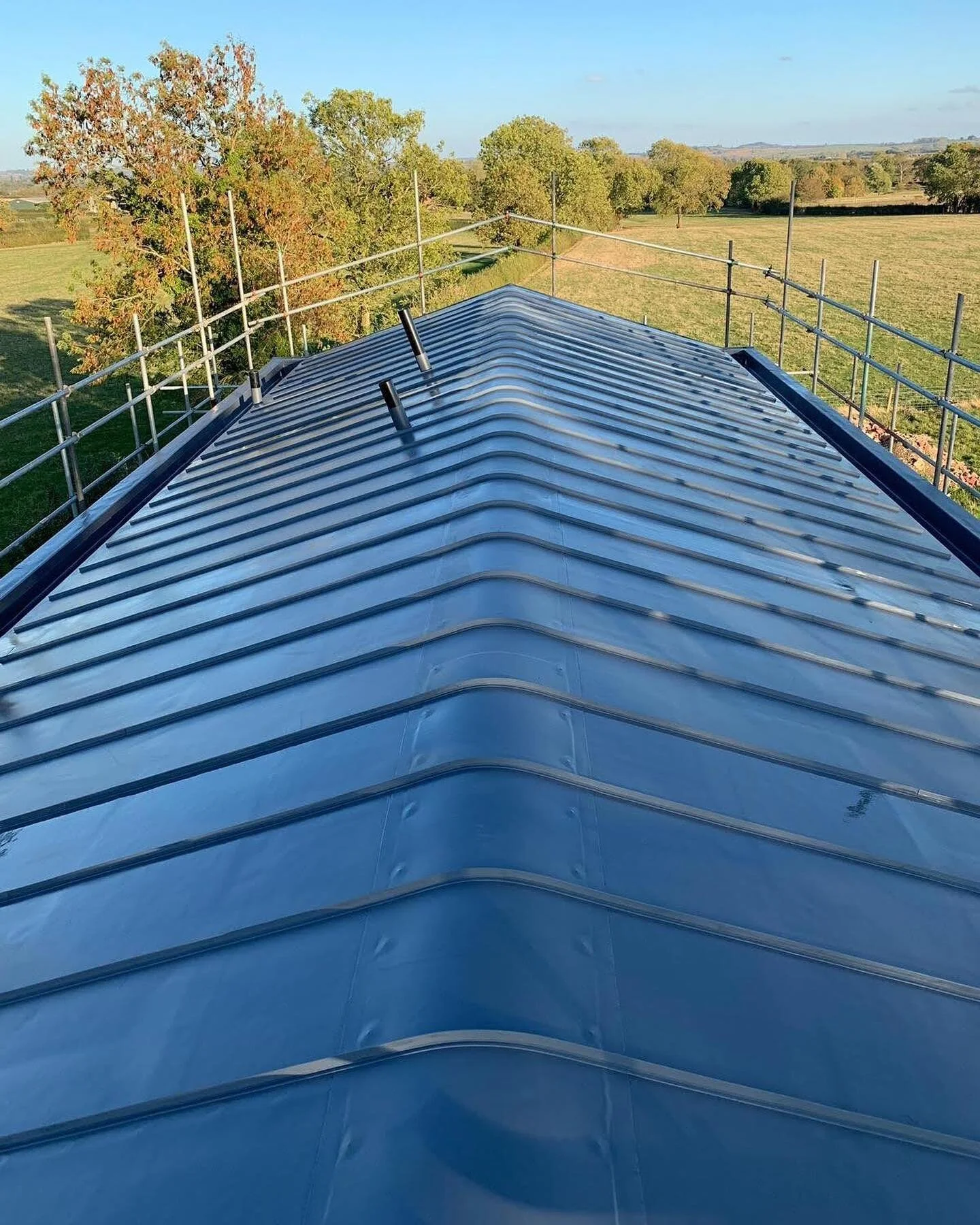 Beautiful barrel roof with standing seems for the lead effect. At Aviation quality comes first 👌🏻 #flatroof #roofing #flatroofcontractor #roofingcompany #sarnafil🔺 #sika #armourplan #iko #danosa #protan #pvcroofing #singleplyroofing