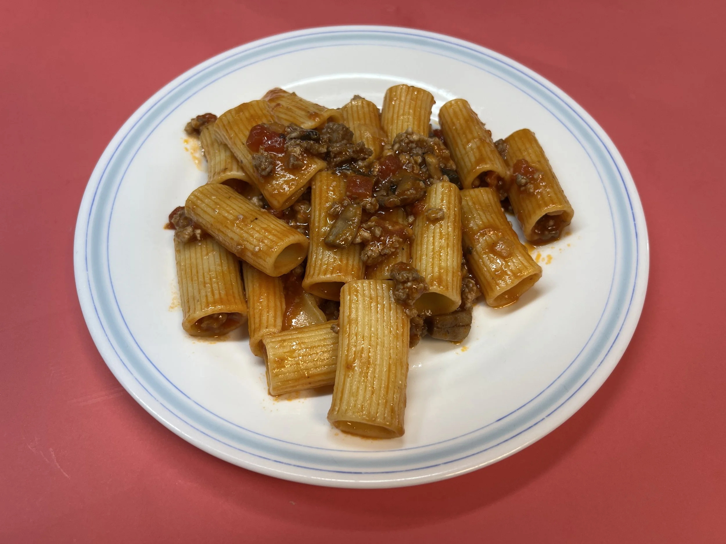 Rigatoni con carne picada y champiñones portobello