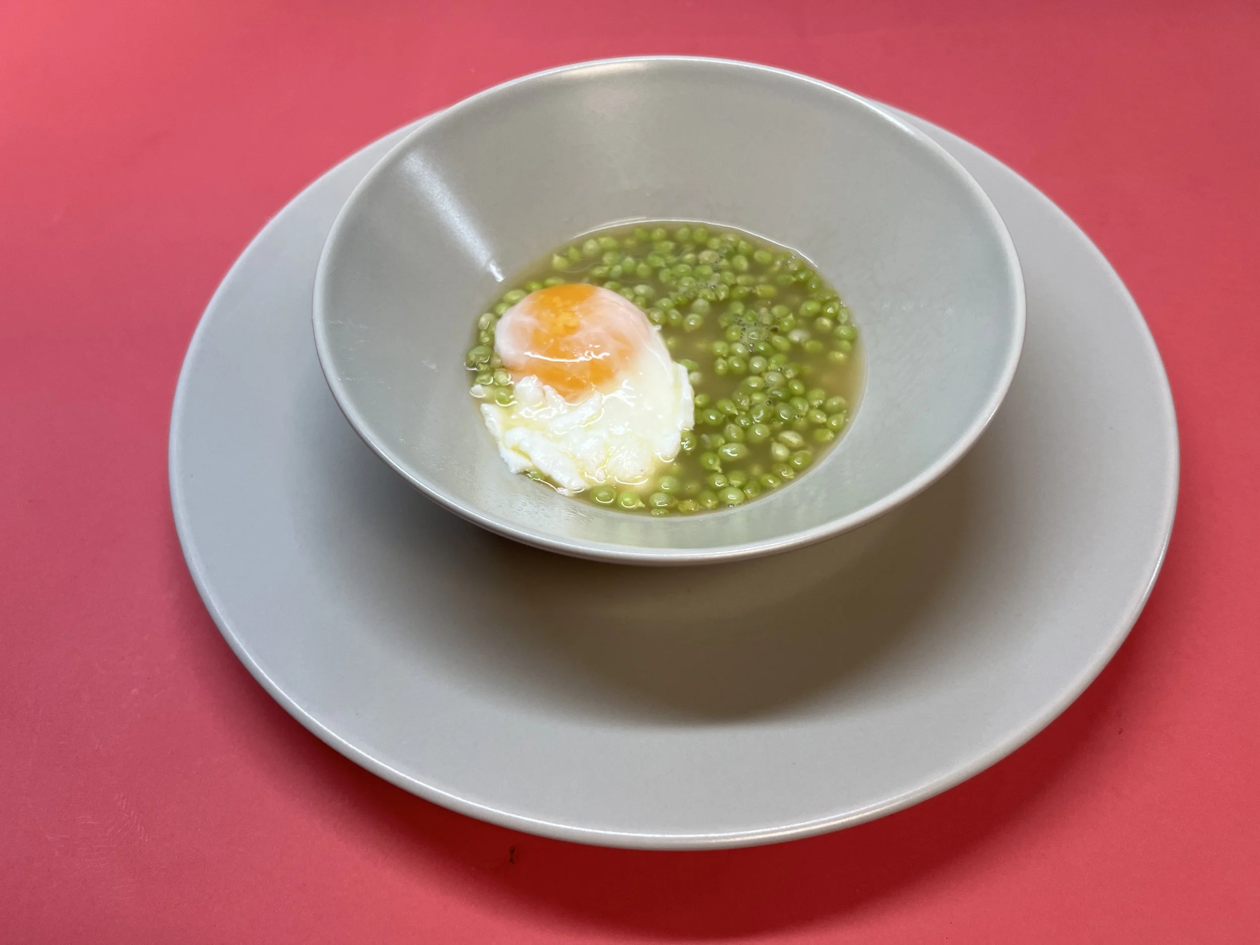 Guisante lagrima con huevo poché