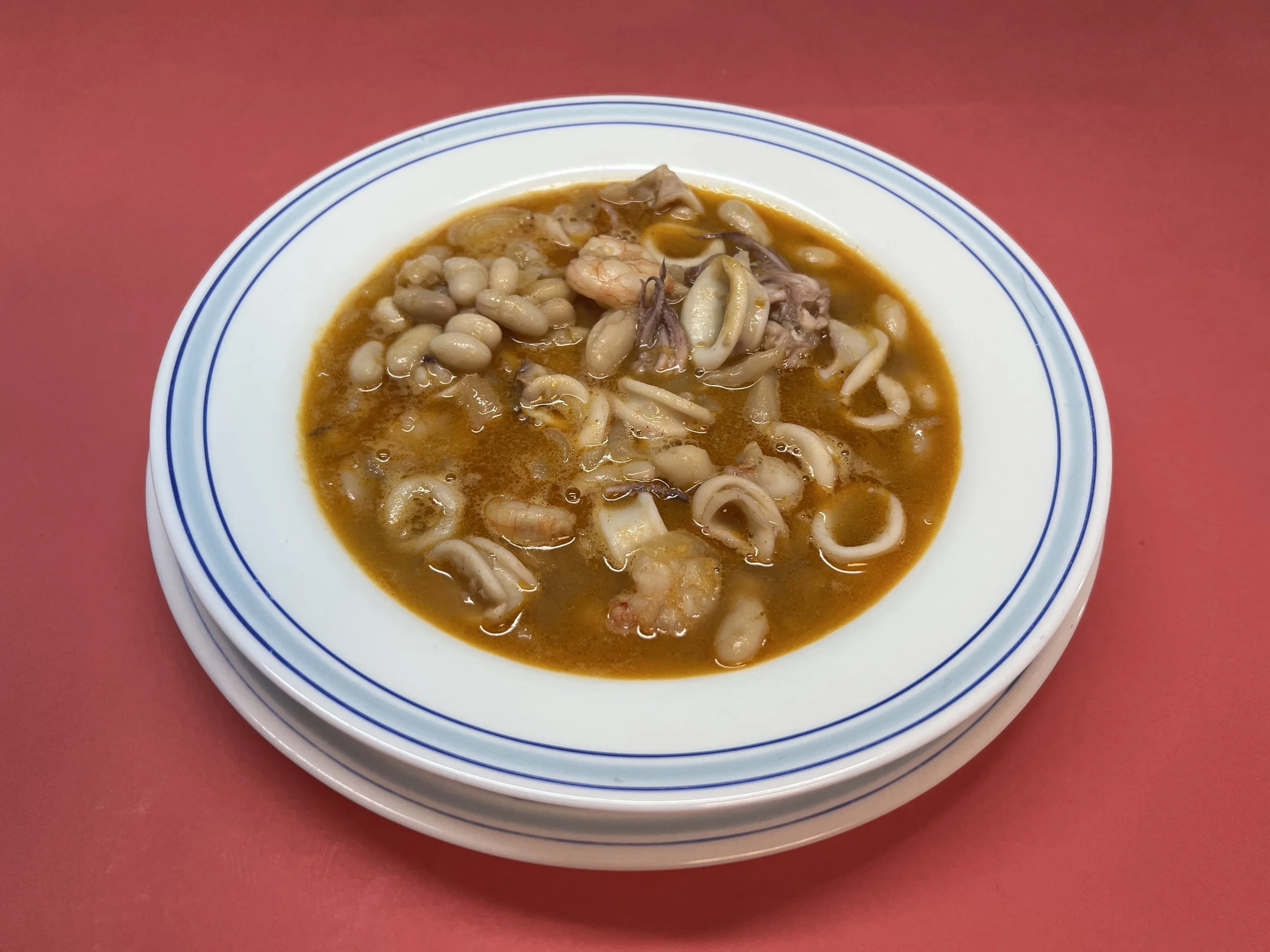 Alubias blancas con calamares y gambas