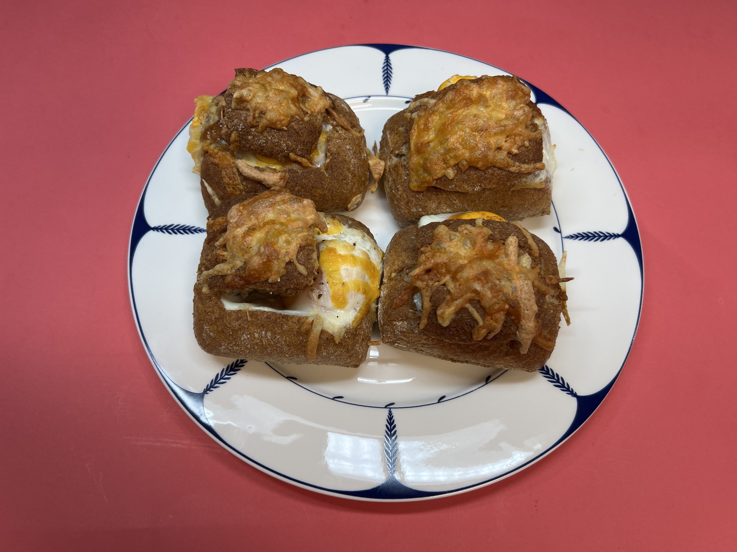 Huevos al nido ó panecillos rellenos en freidora de aire
