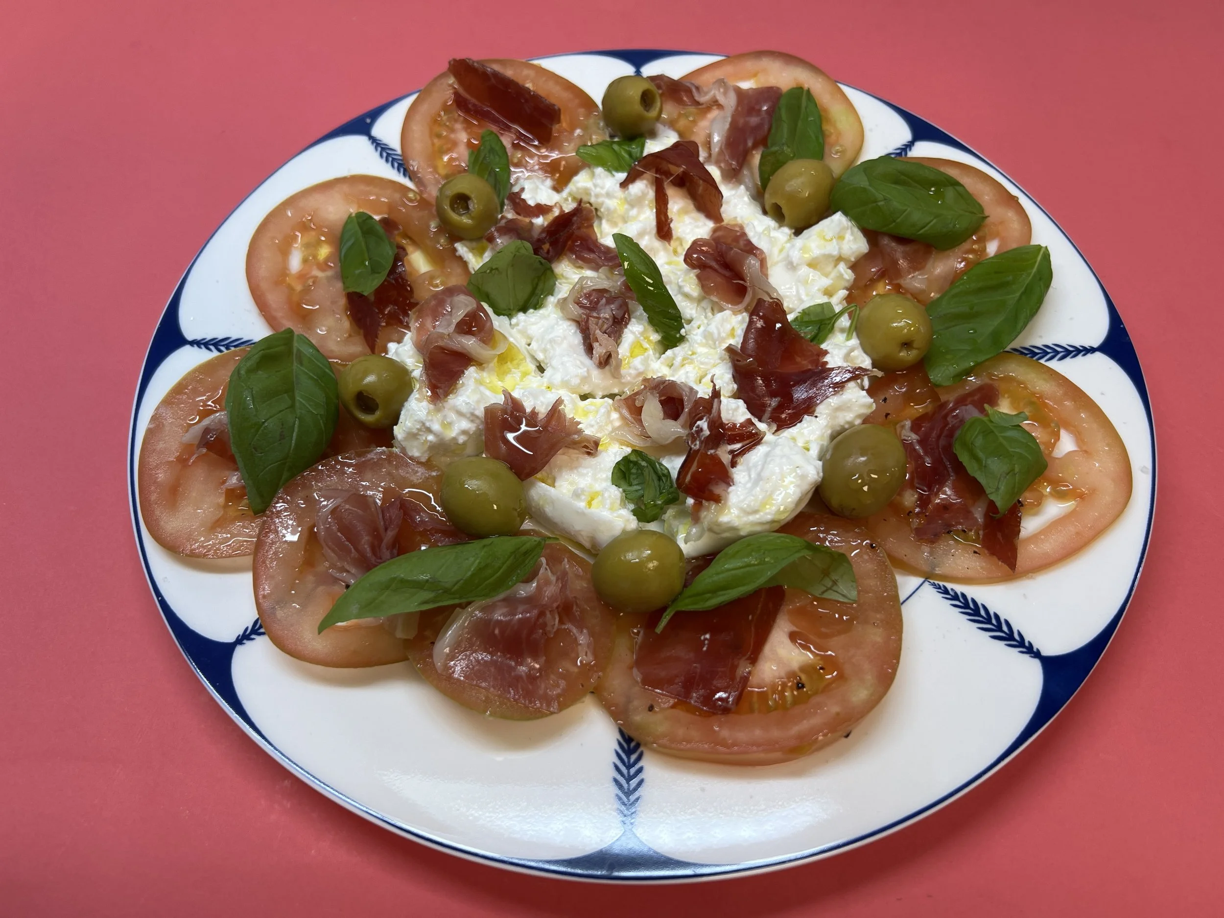Ensalada de tomate, burrata y jamón serrano