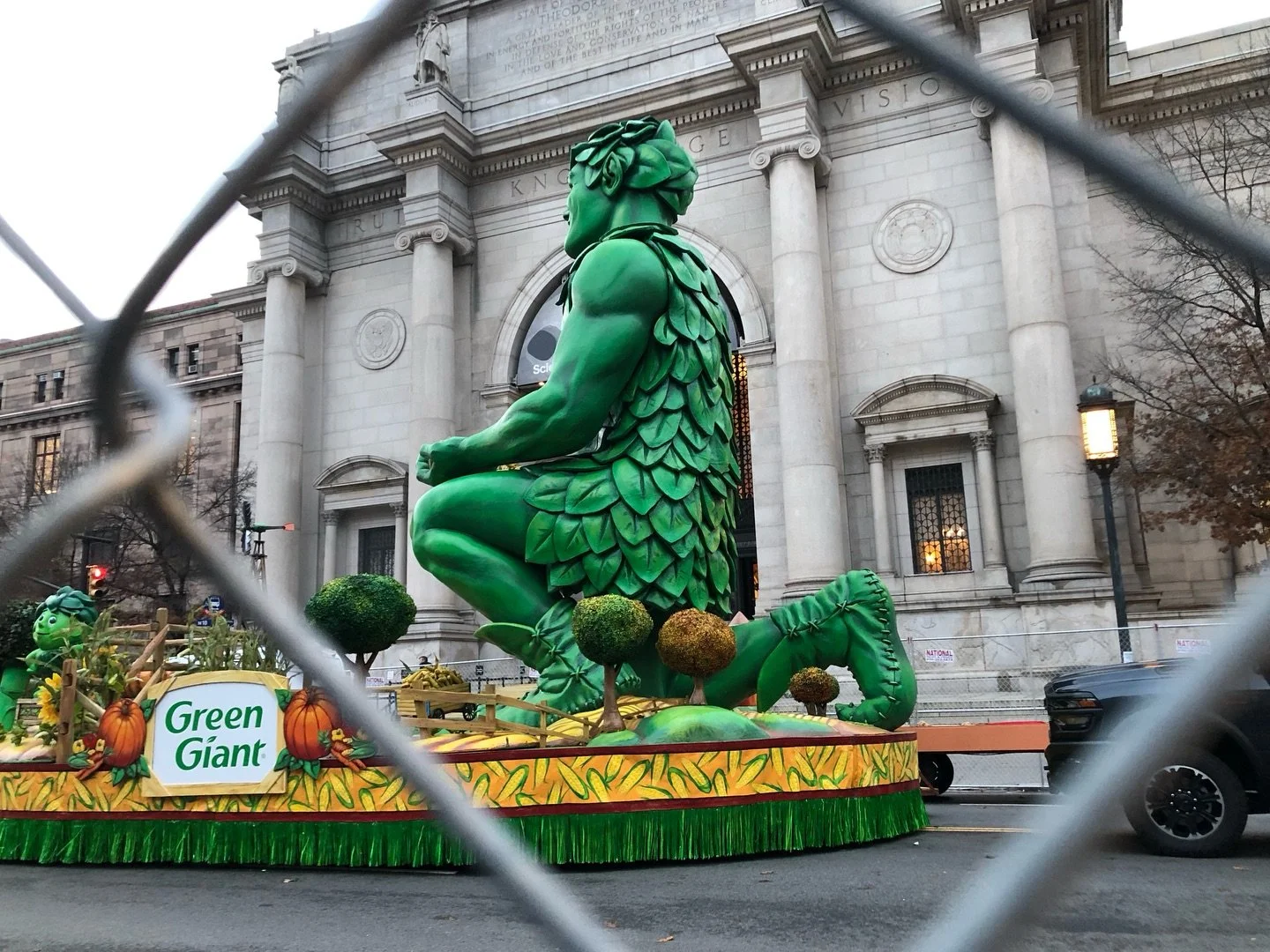 The Jolly Green Giant kneels to check out some corn or other veg (maybe "Green Giant Great Big Tender Peas"?!) on this parade float. As seen yesterday from  a Giant fence all up and down CPW.

Happy Thanksgiving 🫛🌽🥕👩&zwj;🌾

@greengiant