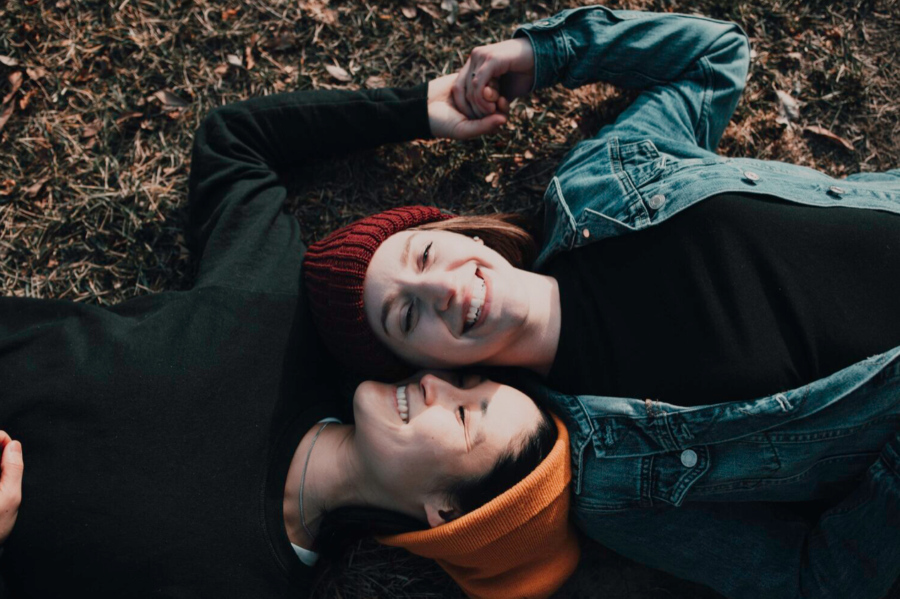 Gweld y person yng nghyntaf.