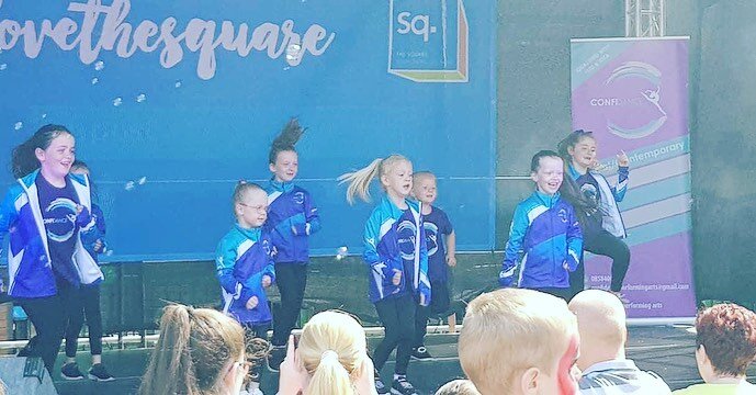 This day last year we had our first public performance @thesqtallaght ! What a day it was , so many great memories made . I cannot wait to make some more with you wonderful dancers 💜💙
#performance #throwbacktuesday #thesquaretallaght #confidanceper