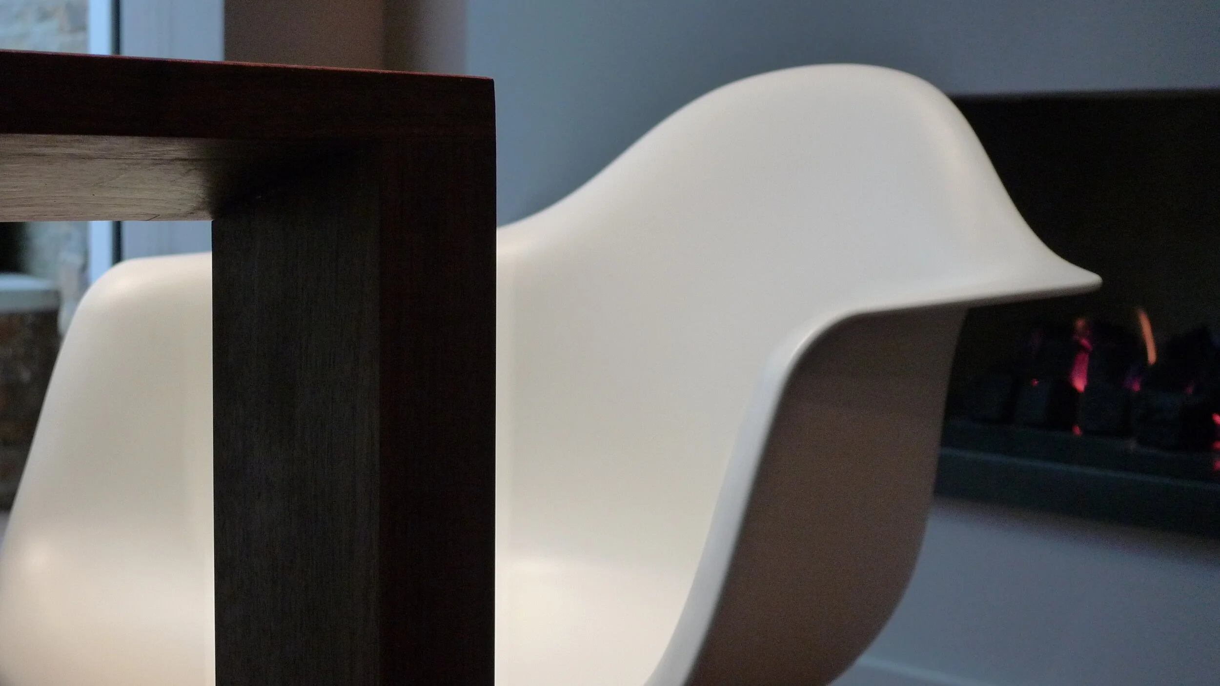  The opening up of the lower ground floor helped integrate the rear garden into this modest terrace house.  As a single space drawing in natural daylight from both front and rear elevations, the lower ground floor is lined by a 10m long lacquered whi