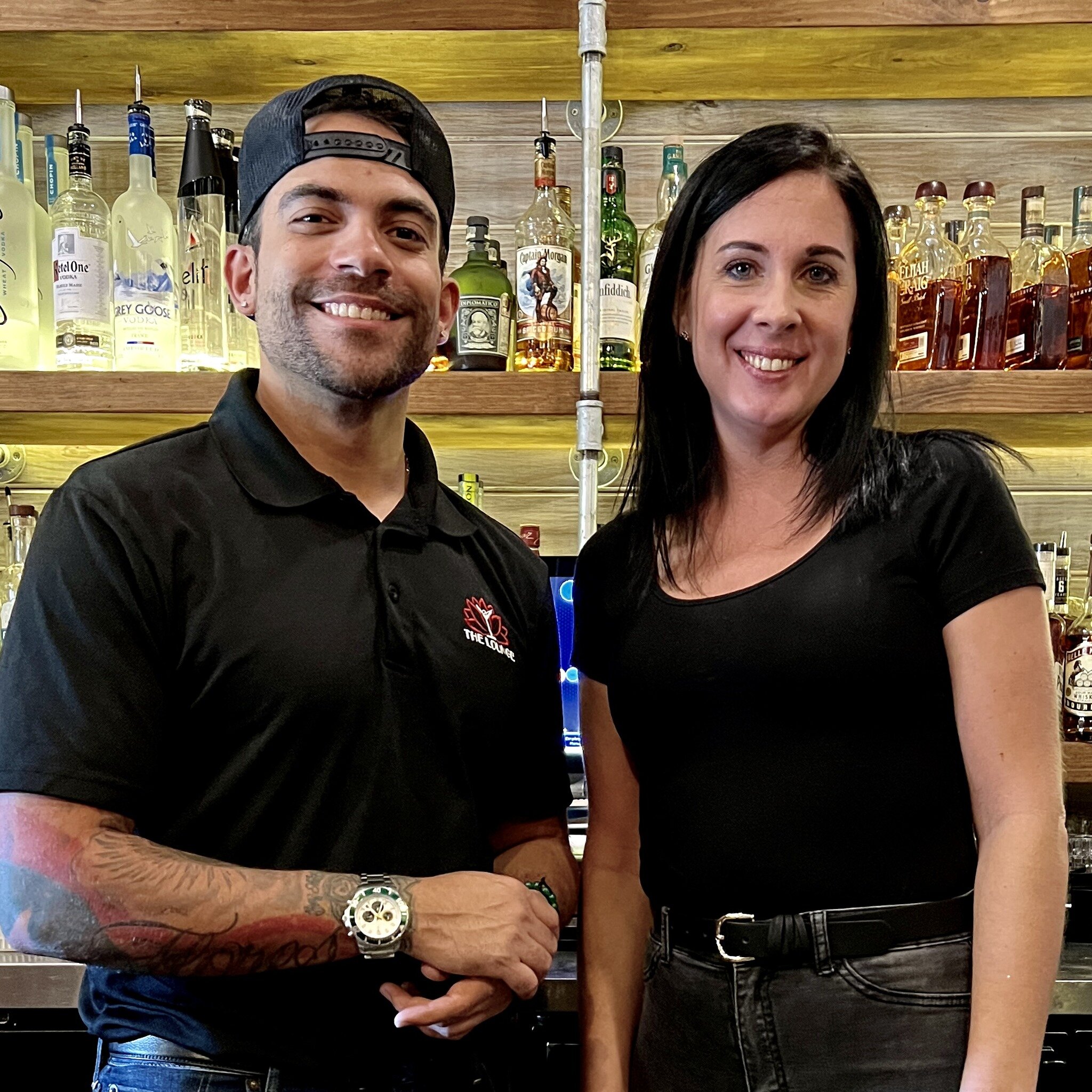 Hey everyone! Are you ready for a night of fun and delicious drinks? Look no further than The Lounge at The ARTISAN Downtown Hotel on Main Street in DeLand, FL!
Tonight, we have two expert mixologists, Emilio and Cortney, who will be crafting some of