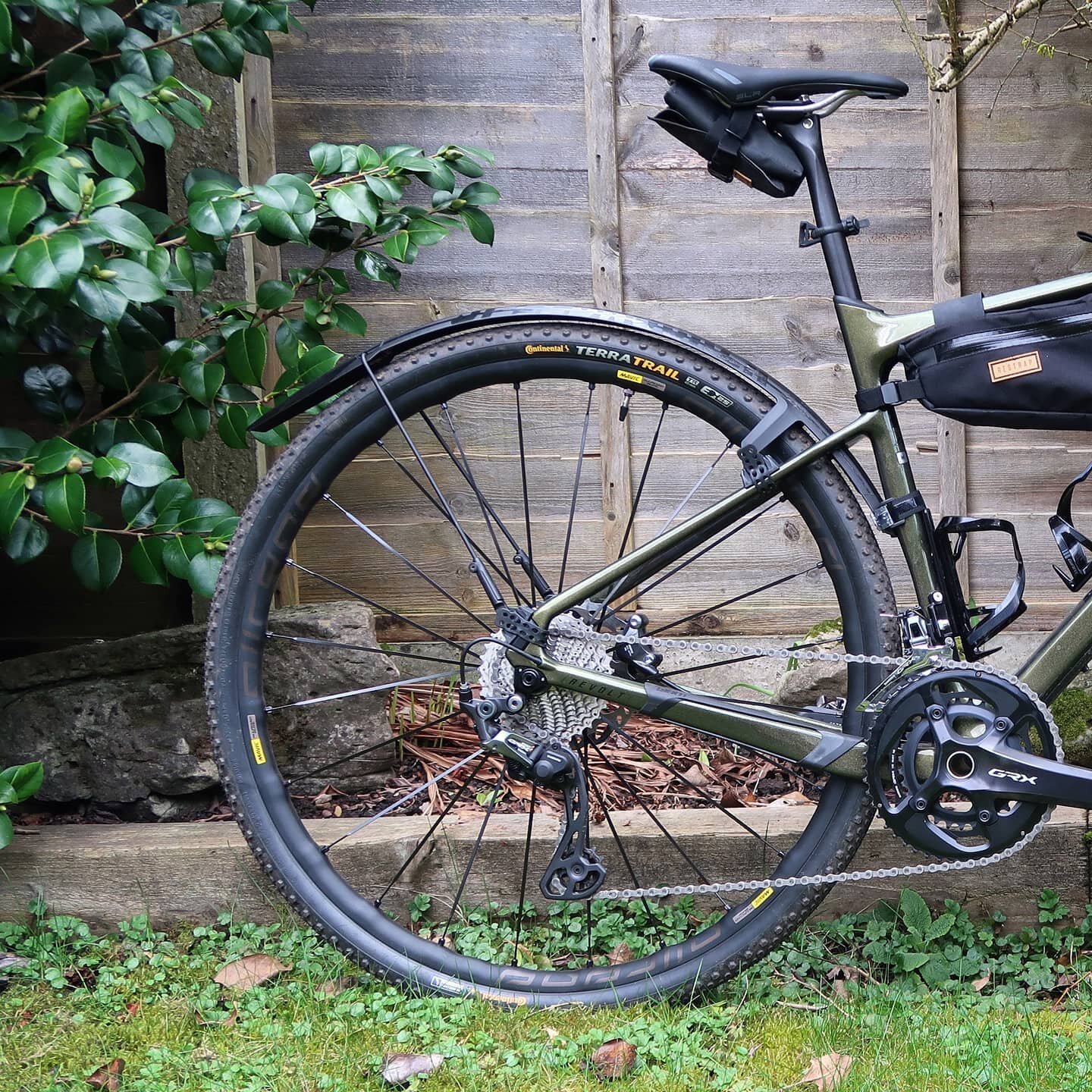 (Half) ready for adventure... 🏕️🚲

Only half because there's also a bar bag and a saddle holster to go on for the full adventure setup, but this is a good configuration for regular rides where some extra storage space might be handy. For cameras or