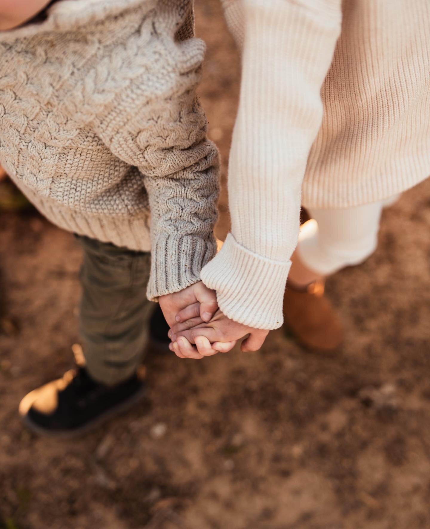 When you turn around and see siblings just holding hands&hellip; 🥰 didn&rsquo;t even have to ask them 😍
.
.
.
#socalphotographer #orangecountyphotographer #orangecountyfamilyphotographer #socalfamilyphotographer #riversidefamilyphotographer #newpor
