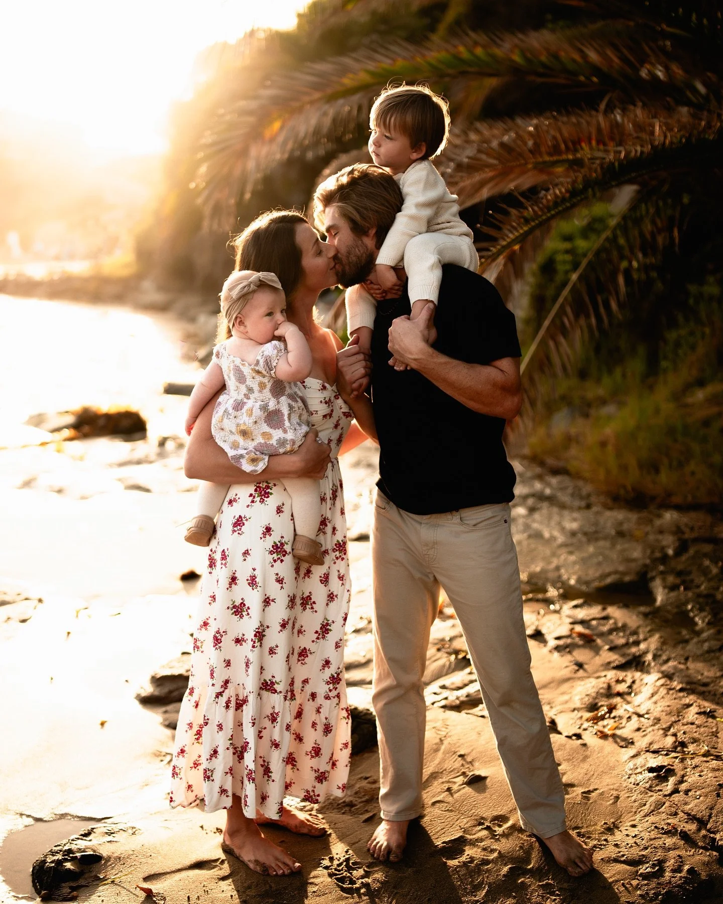 Such a perfect night chasing the sunset &amp; makin&rsquo; memories in Laguna 🤍
.
.
.
#shawscovelagunabeach #newportbeachphotographer #orangecountyfamilyphotographer