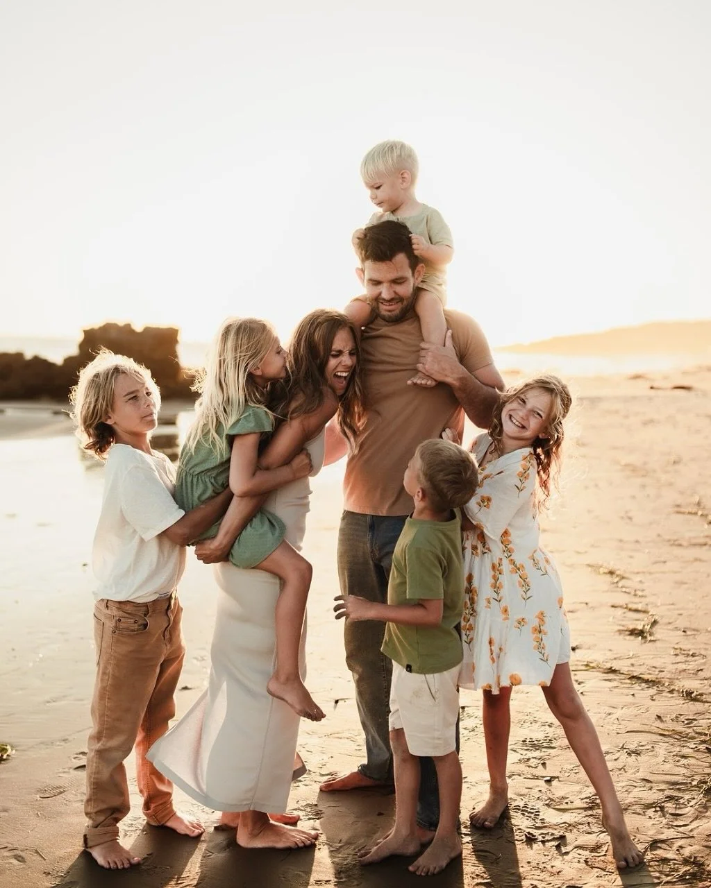 More barefoot laughs and sunset snuggles please ☀️ 
#newportbeachphotographer #newportfamilyphotographer #orangecountyfamilyphotography