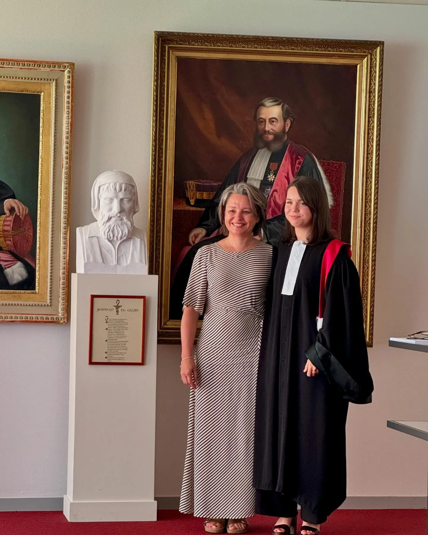 ✨[BONNE NOUVELLE 👩&zwj;🎓]✨ Notre Pharmacienne Adjointe OC&Eacute;ANE a soutenue aujourd&rsquo;hui sa th&egrave;se &agrave; la facult&eacute; de POITIERS, avec succ&egrave;s! (Mention Tr&egrave;s Bien 👏) pour le Doctorat en Pharmacie.
F&eacute;lici