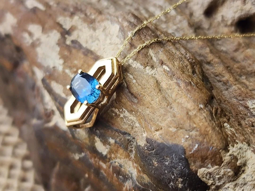 side view yellow gold Montana sapphire on agatized wood