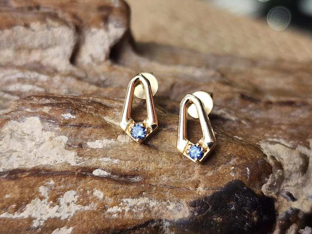 Yellow gold Yogo Sapphire earrings on a agatized tree