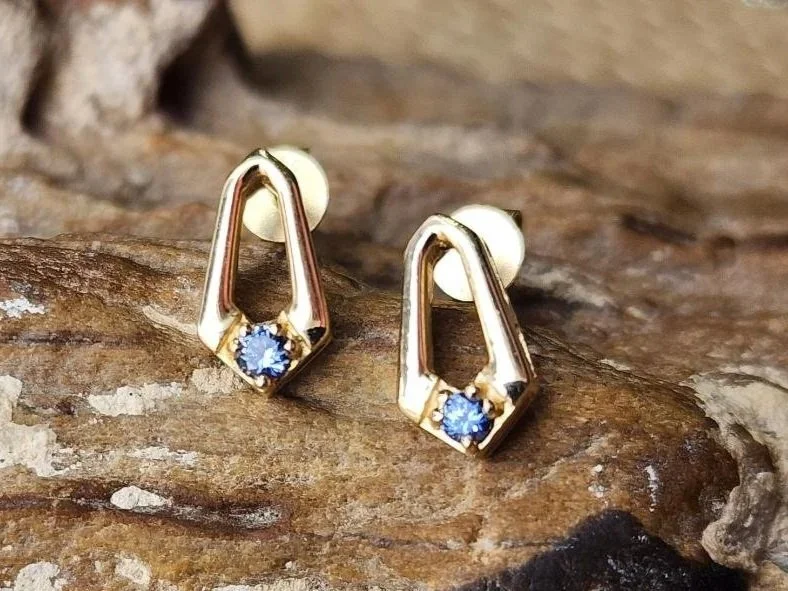 Yellow gold Yogo Sapphire earrings on a agatized tree