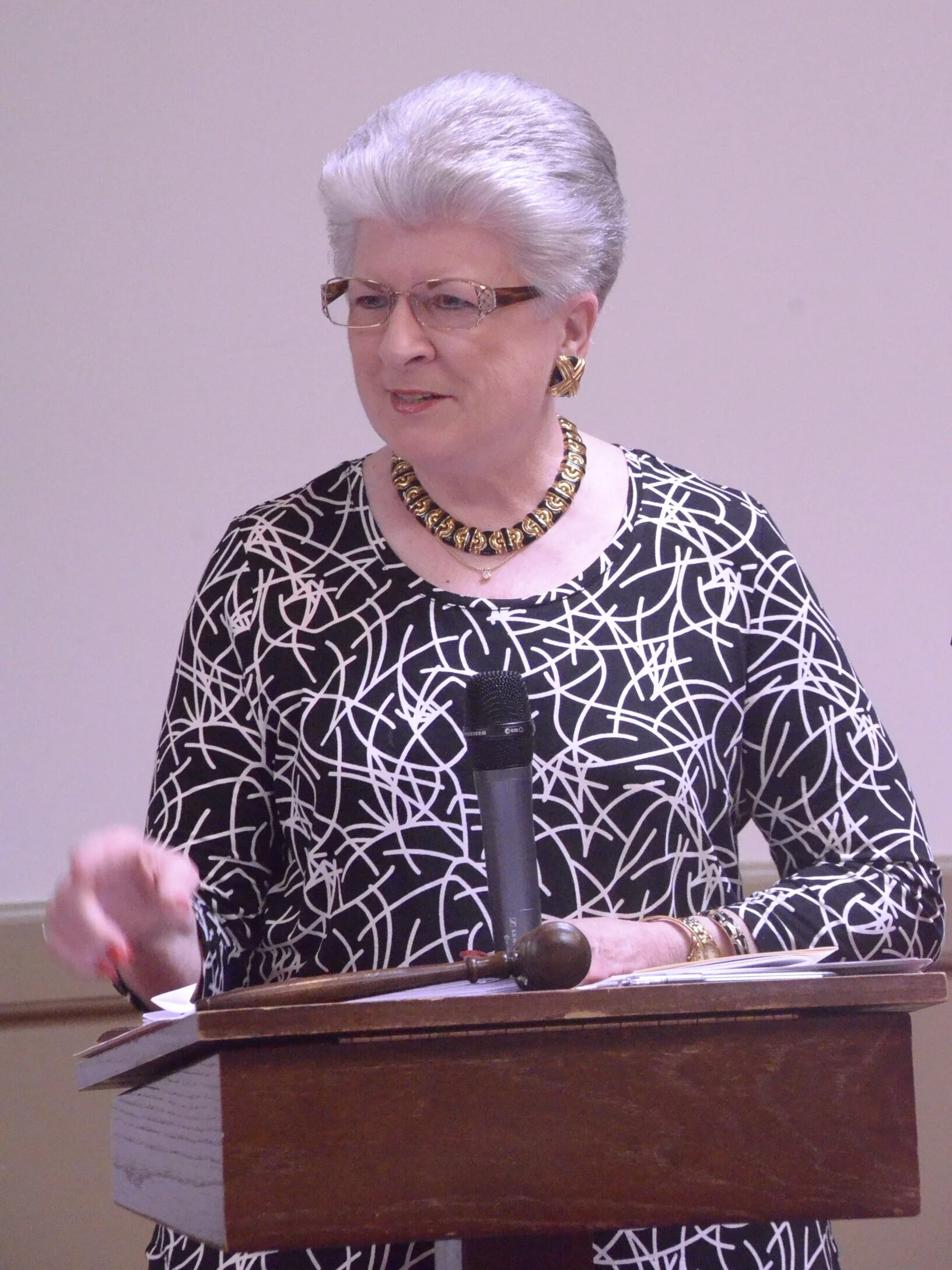 Nov 15th Monthly Meeting: Donna Herman, President, welcomes WMC members and guests