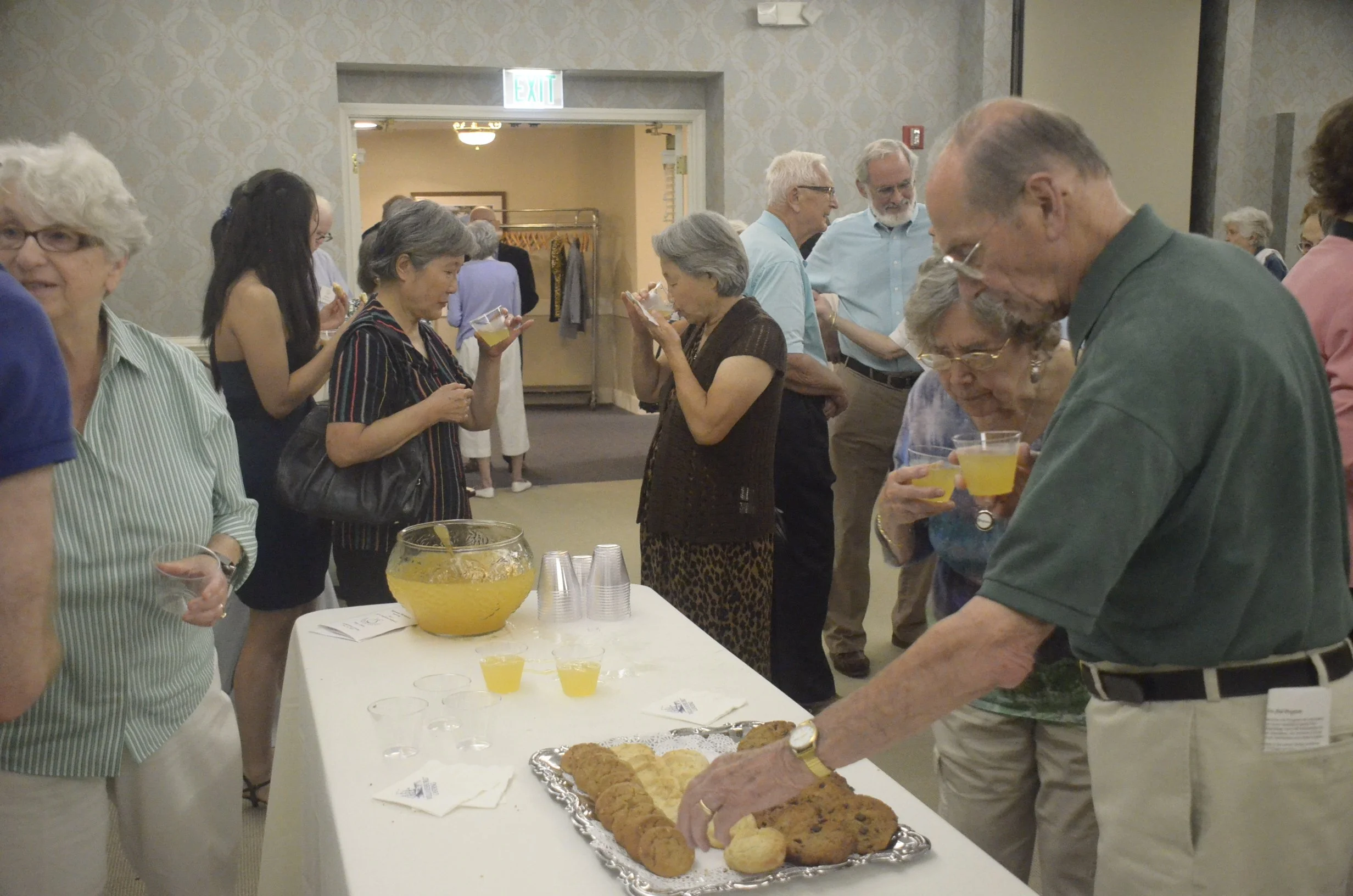 WL residents and GIA students enjoying the reception