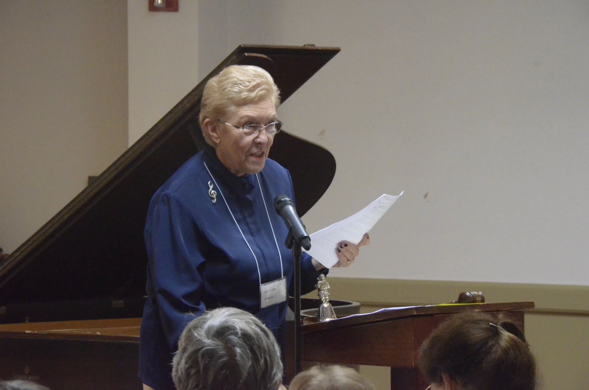 Oct 21st Monthly Meeting:  Rosanne Reddin, President, welcomes WMC members and guests