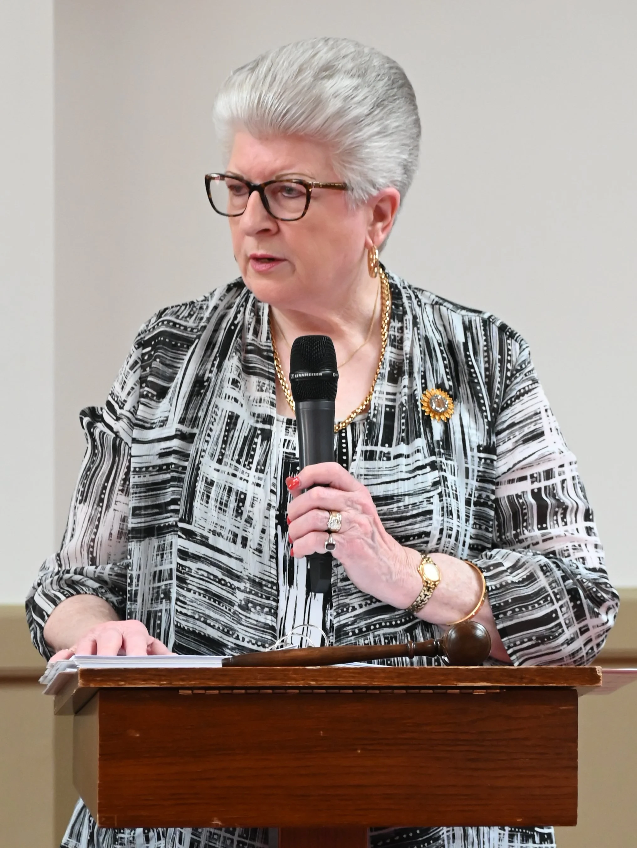 Donna Herman, President, welcomes members and guests to Annual Luncheon featuring 2022 GIA Audition Winners