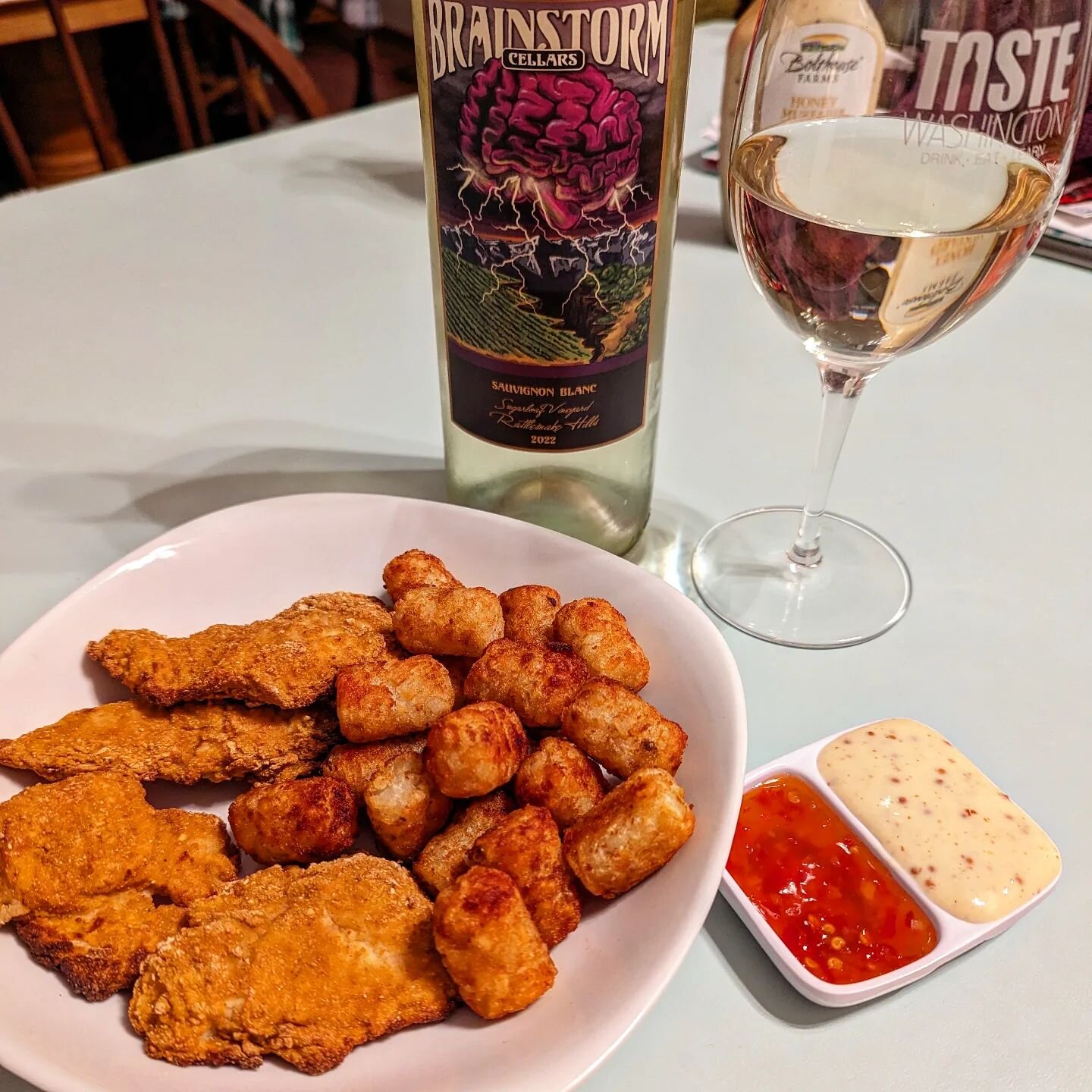 Chicky nuggies, tots &amp; Sauvy B! It's a fantastic weeknight pairing! 🤤
.
.
.
#wawine #winepairing #winelife #nuggies #tatertots #nomnom