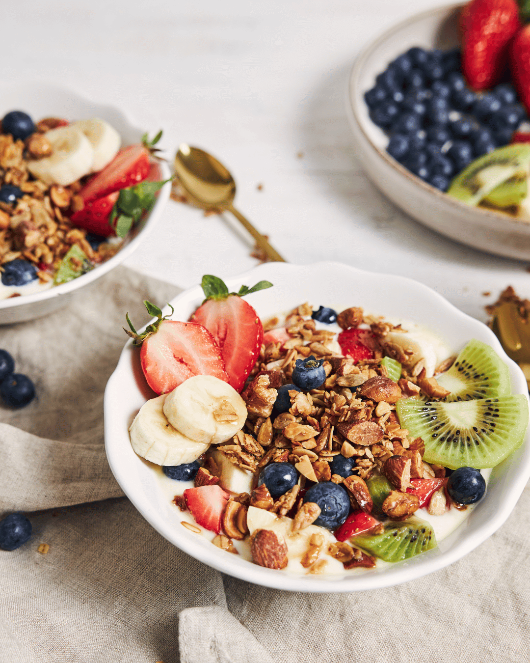 balanced yogurt bowl breakfast recommended by a dietitian nutritionist for breastfeeding and postpartum