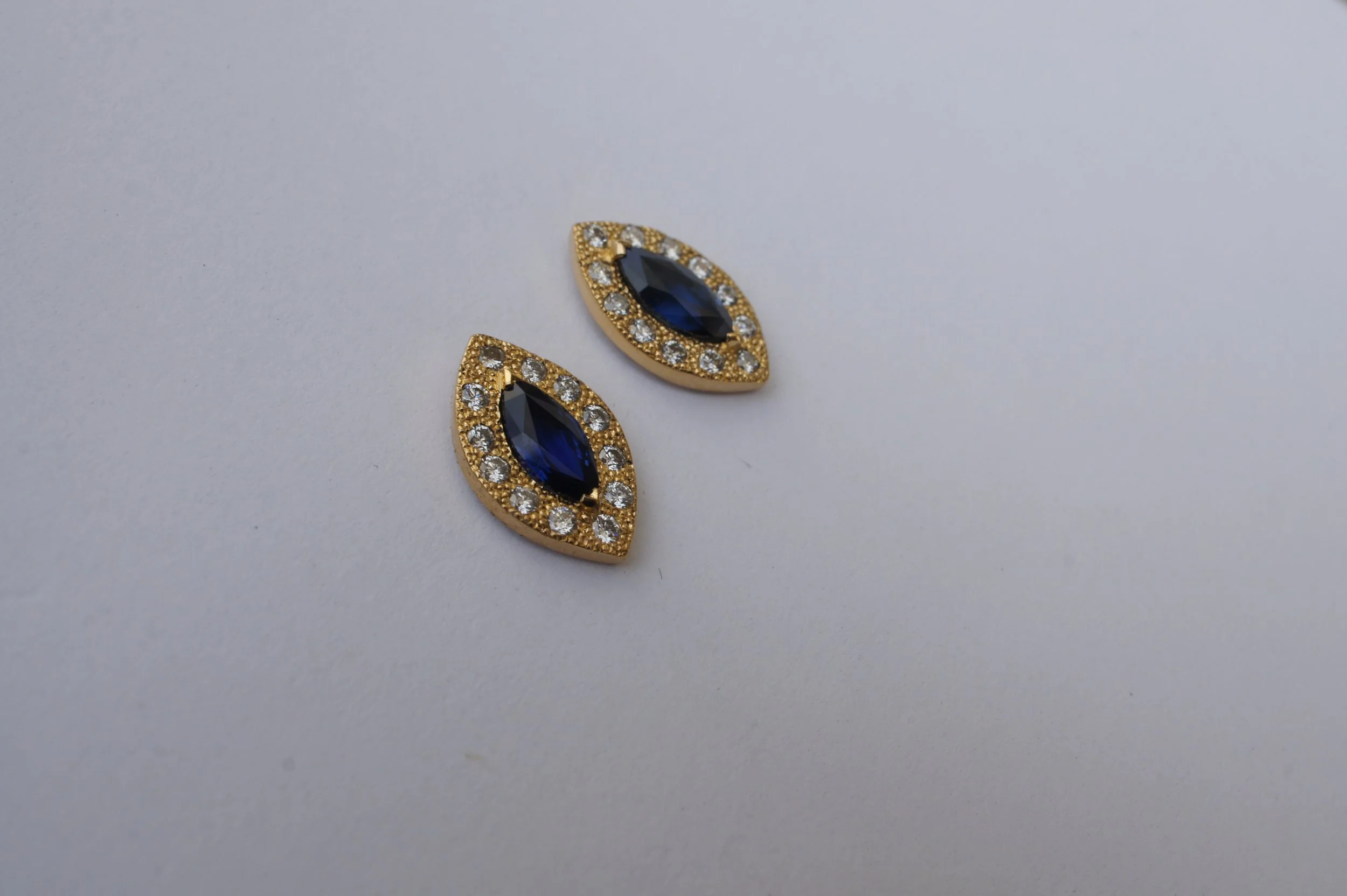 Ohrstecker - Saphir Navetten mit Brillanten in 18 Karat Ökogelbgold.