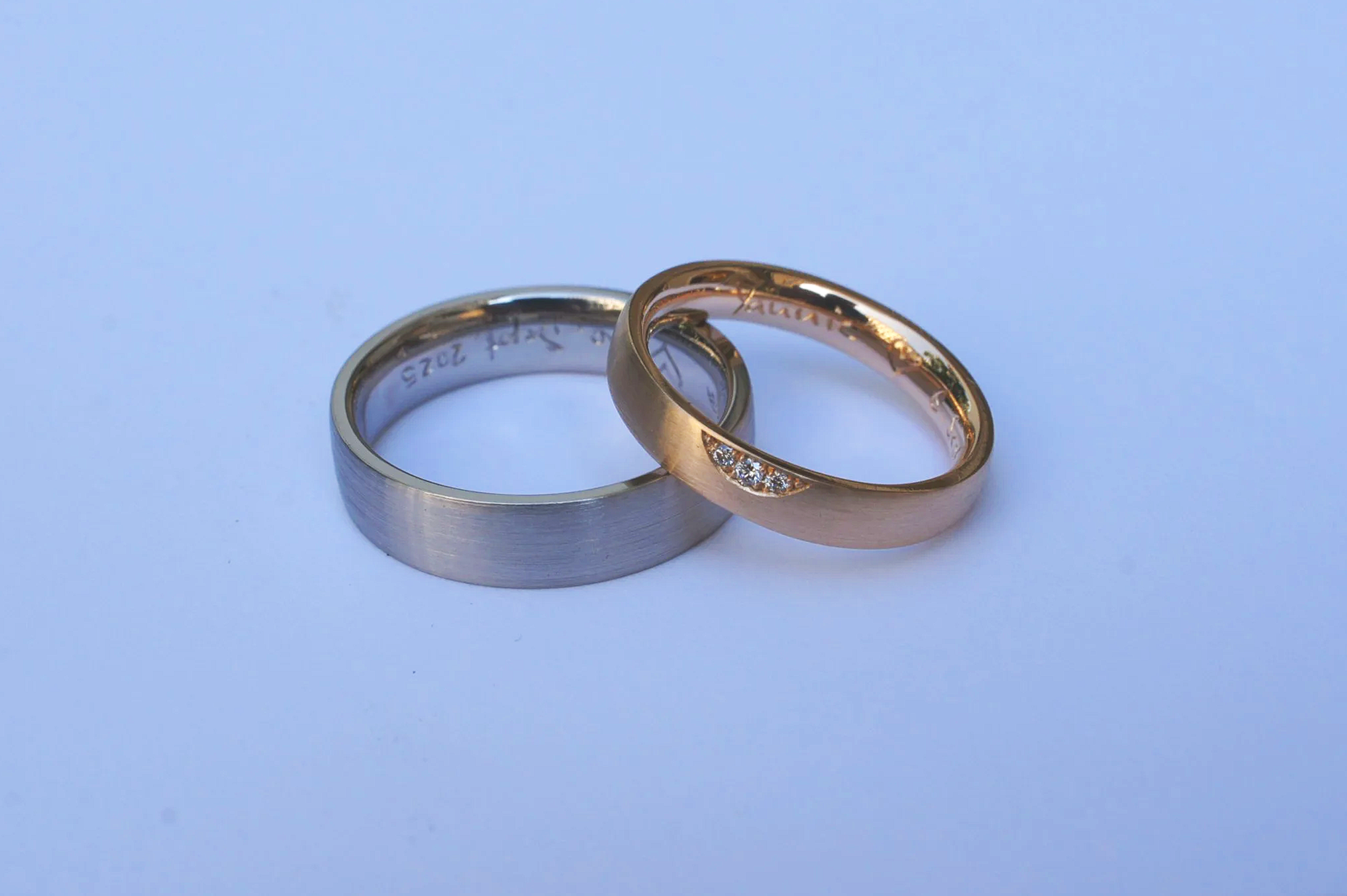 Eheringe - Weiss und Rotgold mit Handgravur.