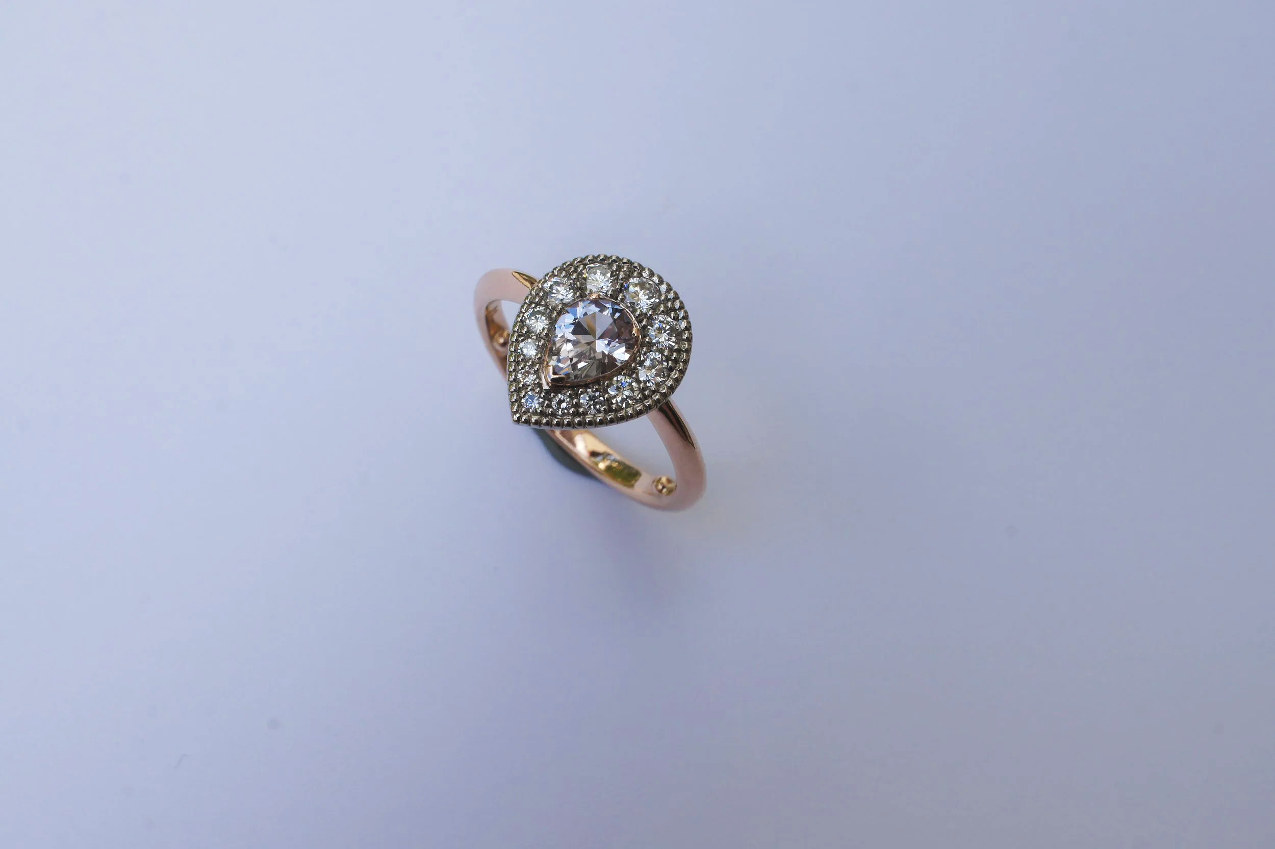 Schmuckring - Montana Saphirtropfen mit Brillanten in 18 Karat Ökogold.