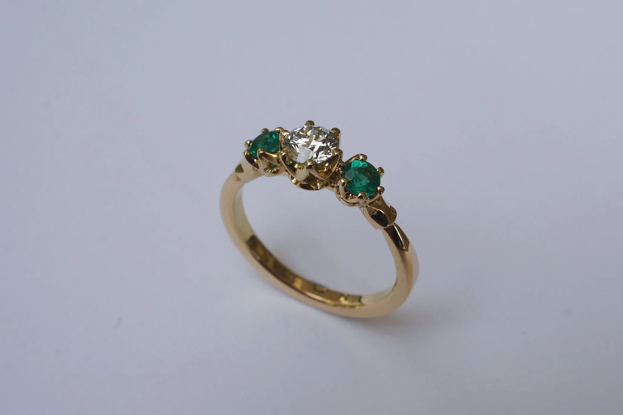 Verlobungsring - Kolumbianische Smaragde mit Brillant in 18 Karat Gold. 