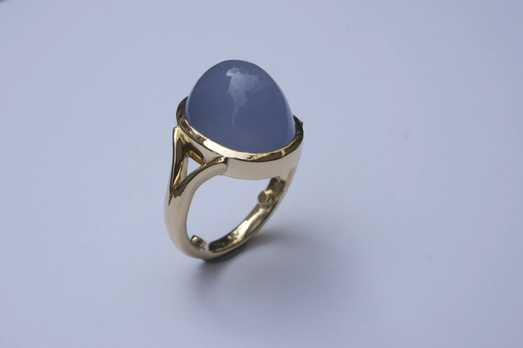 Schmuckring - Chalcedon cab. in 18 Karat Ökogold.