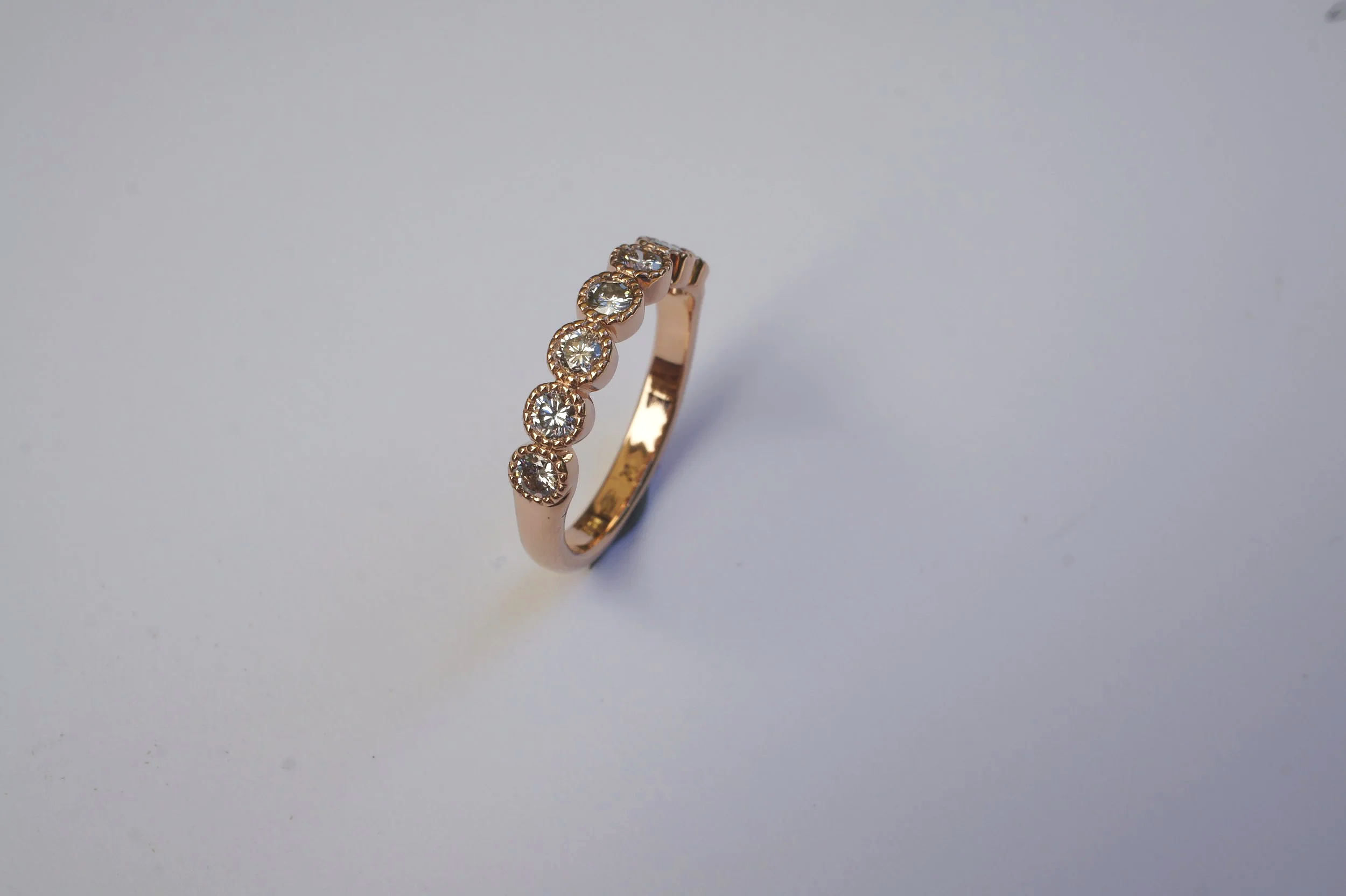 Verlobungsring - Ökorotgold mit sieben Brillanten.