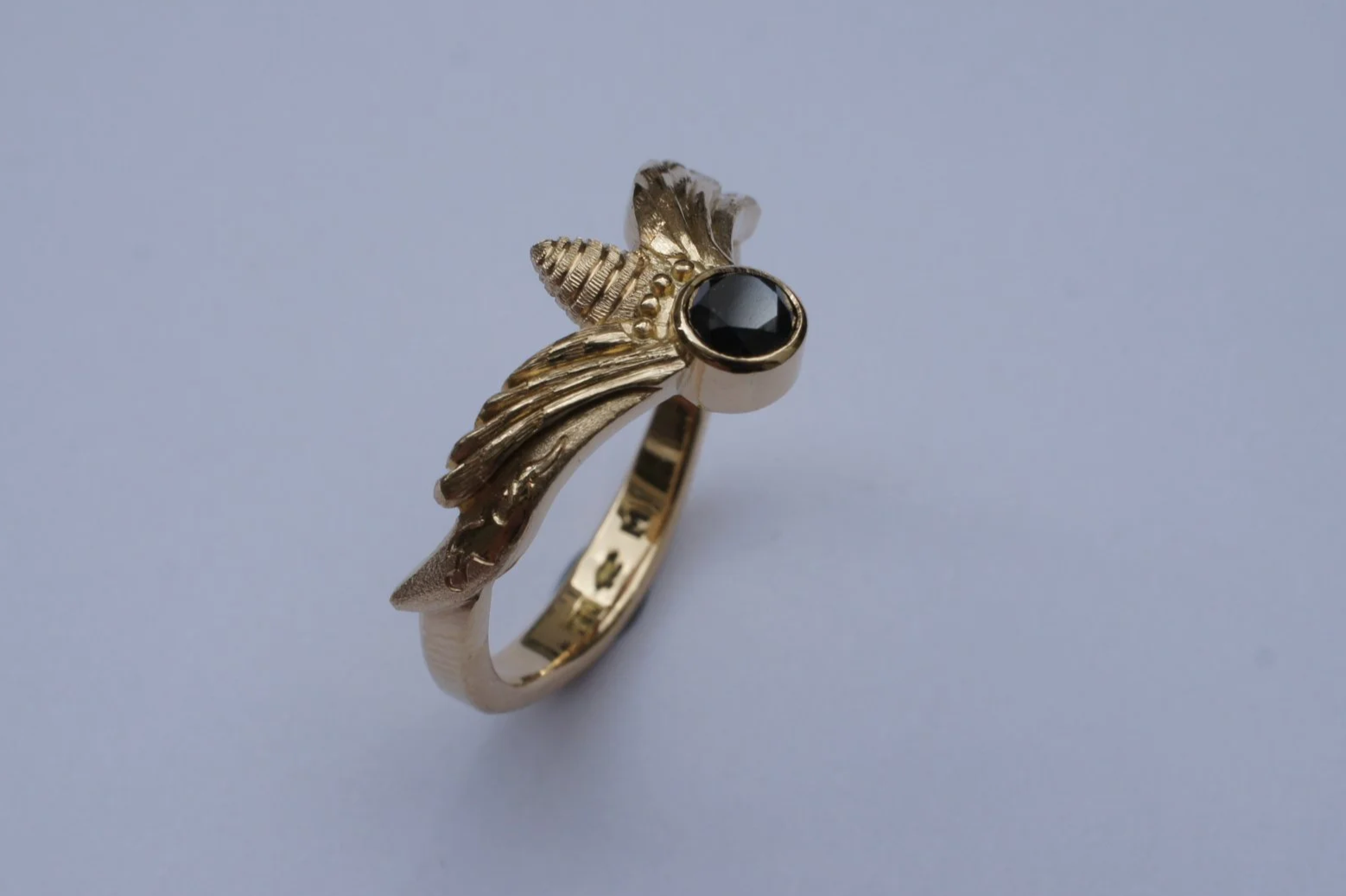 Schmuckring - Nachtfalter mit schwarzem Diamant in Gelbgold.
