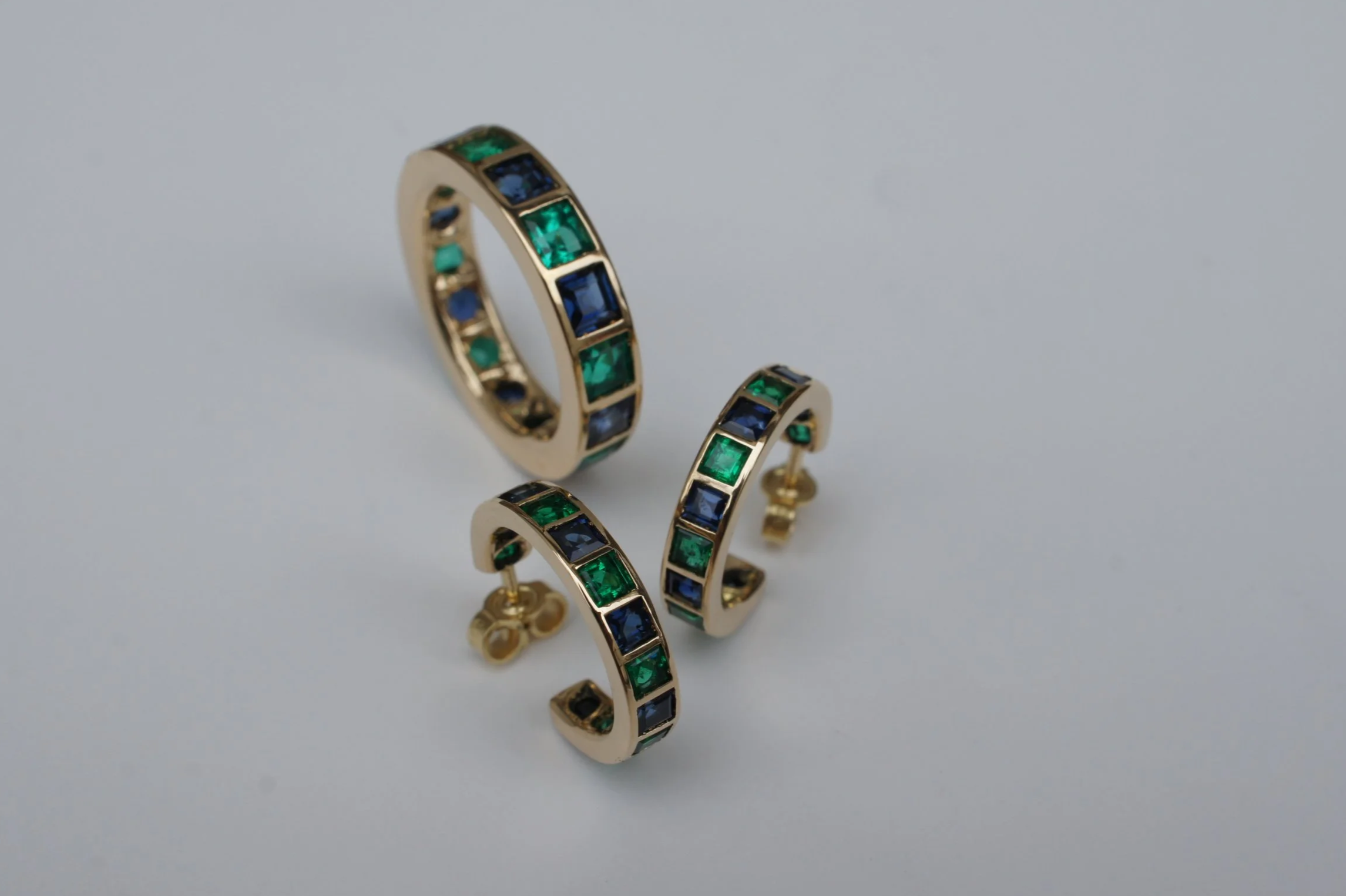 Schmuck Set - Smaragde und Saphire in Gelbgold.