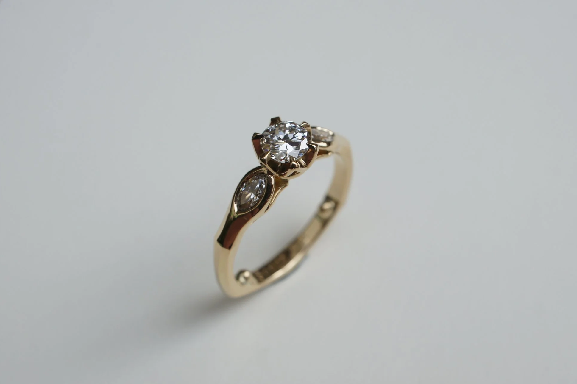 Verlobungsring - Diamantnavetten und Brillat in Ökogelbgold.