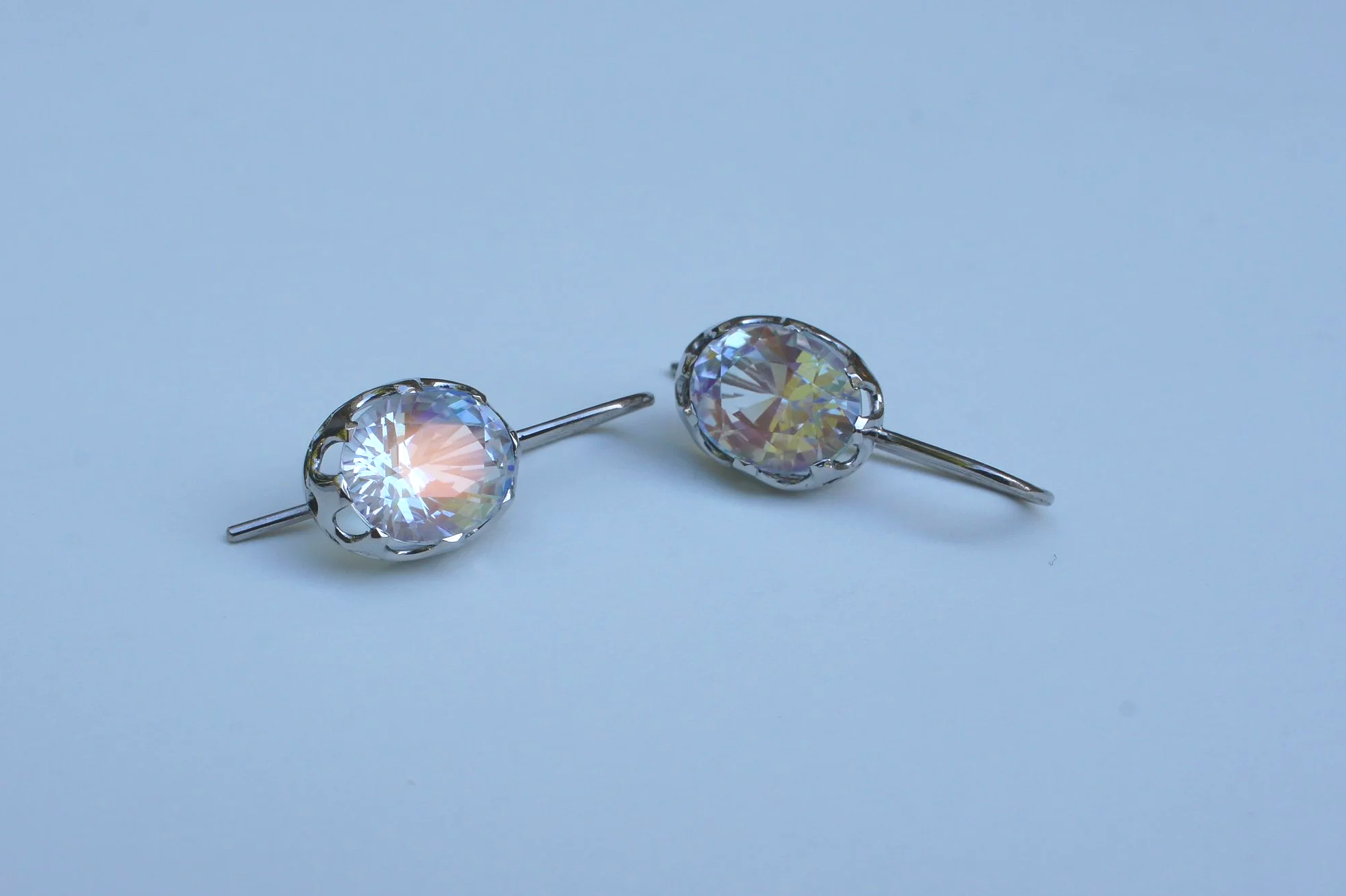 Ohrhänger - Regenbogen Mondstein 4,72 Carat in Ökopalladium.