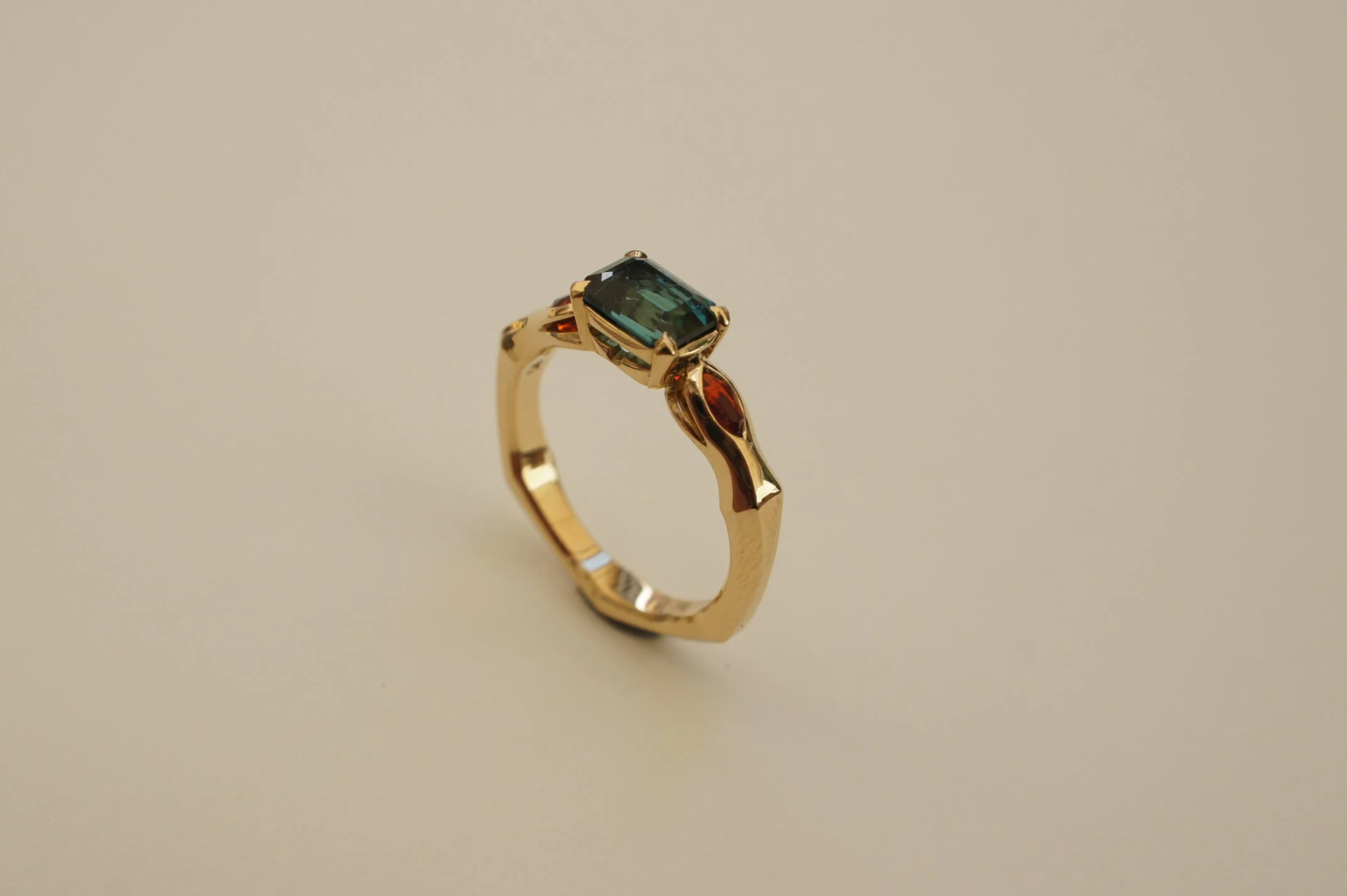 Schmuck oder Verlobungsring - Lagoon Turmalin oder Indigolith mit Feueropalen in Ökogelbgold.
