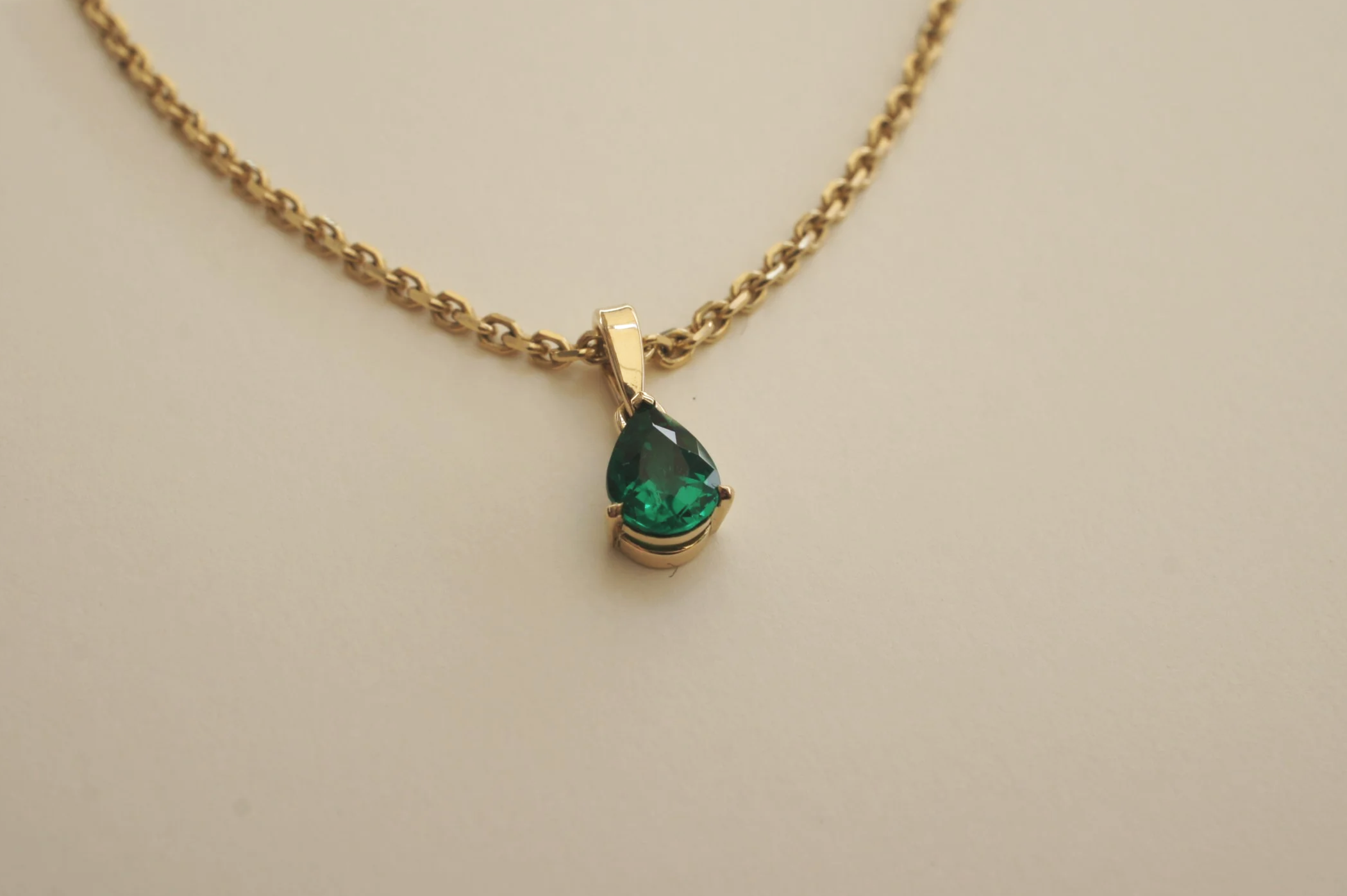 Anhänger - Smaragdtropfen 0,8 Carat in Gelbgold.