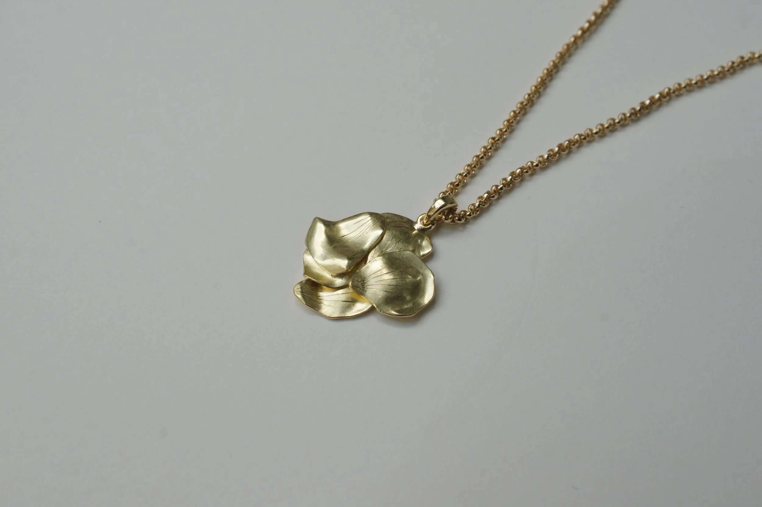 Anhänger. 18 Karat Ökogelbgold - Rosenblätter.