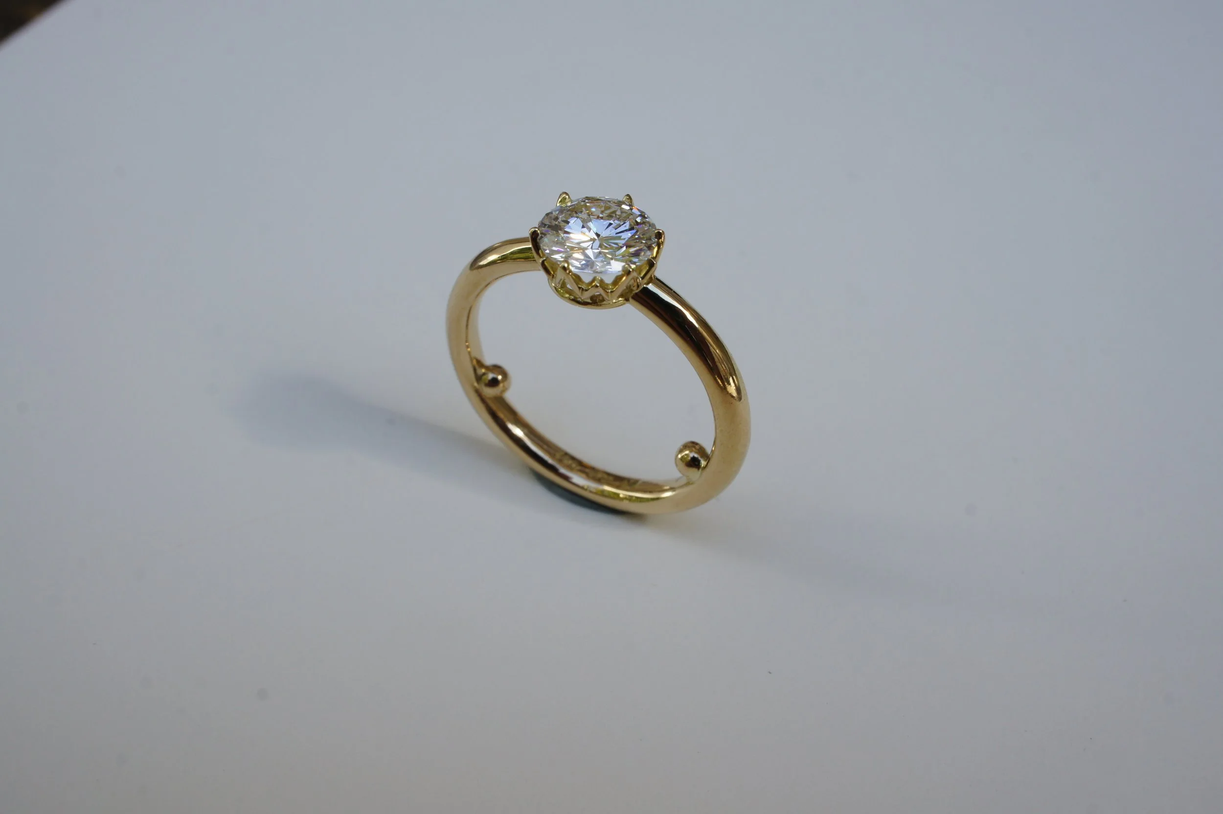 Verlobungsring. 1.6 Carat GIA Diamant in 18 Karat Ökogelbgold.