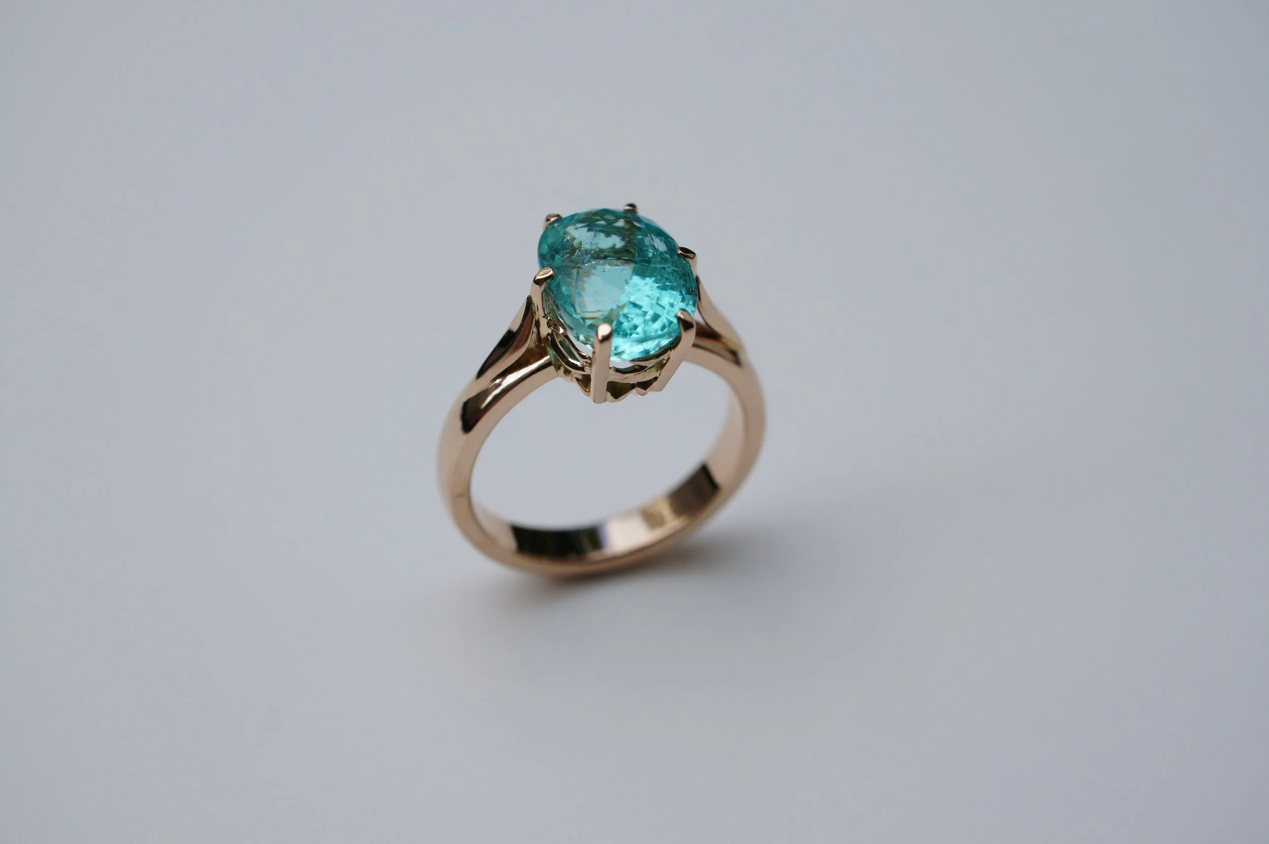Schmuckring - Paraiba Turmalin mit Zertifikat 3,86 Carat in 18 Karat Ökorotgold.