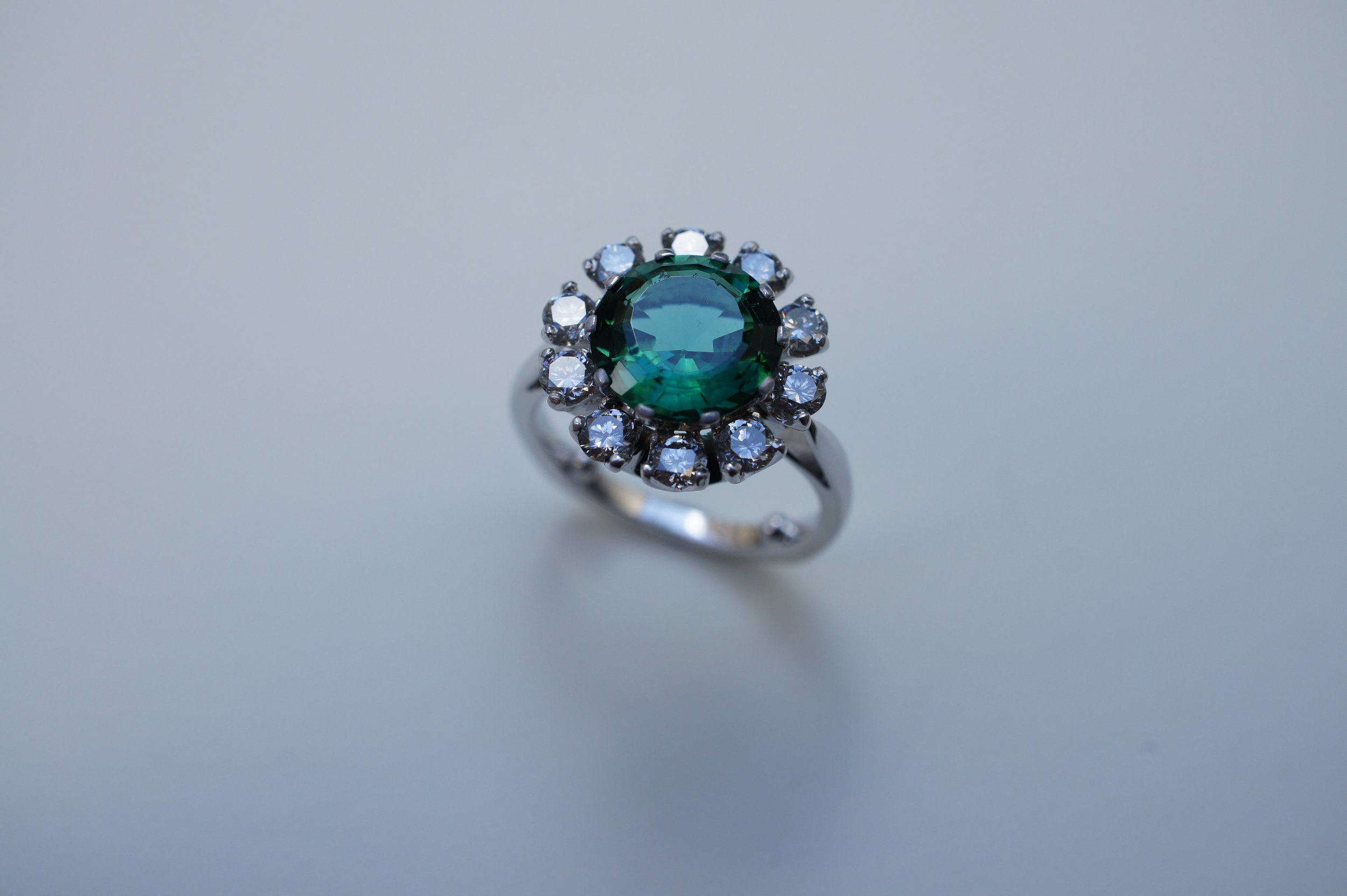 Schmuckring - 2,5 Carat Turmalin mit Brillanten in 18k Ökoweissgold.
