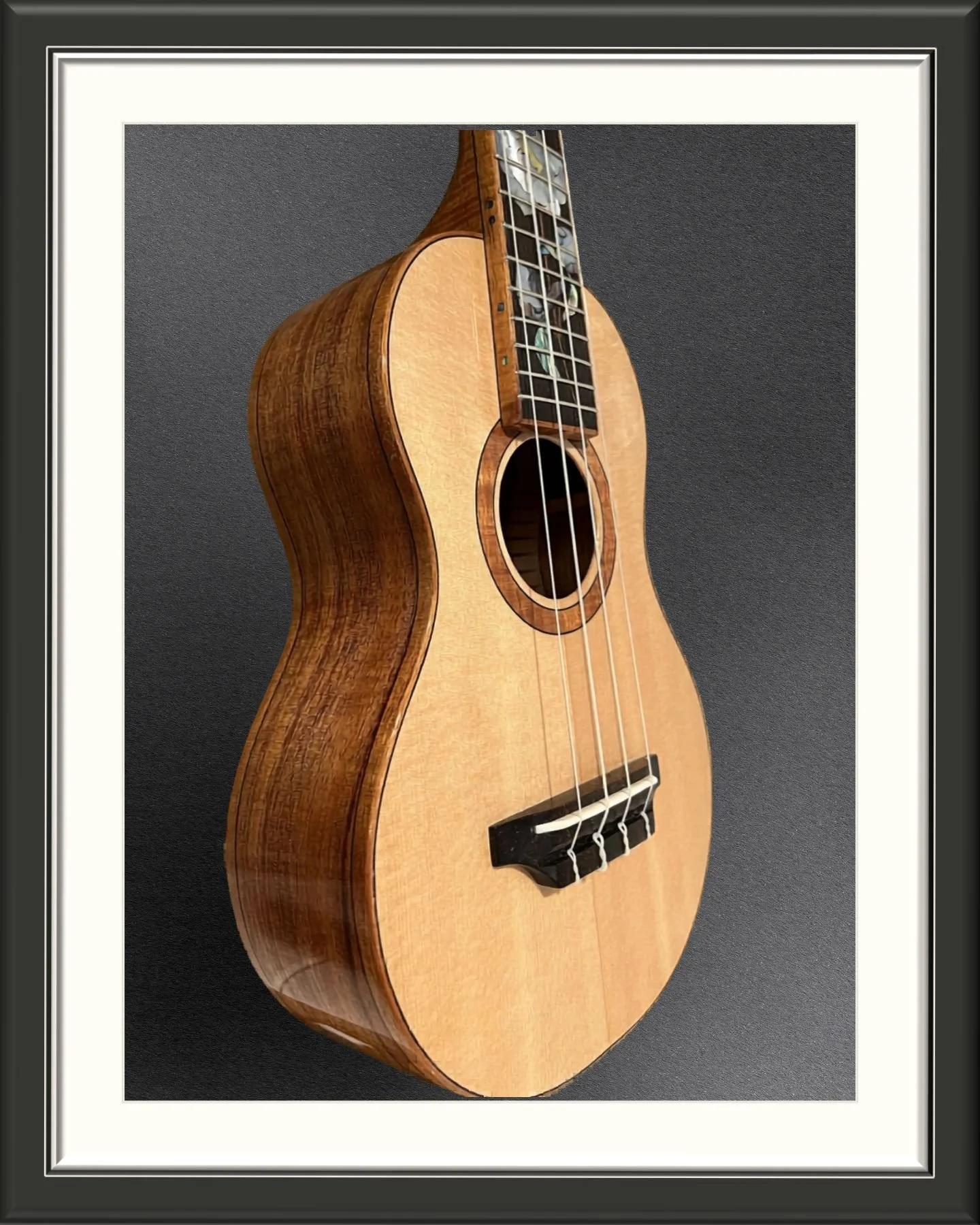 MachMachines Peony Custom Ukulele_front body angle