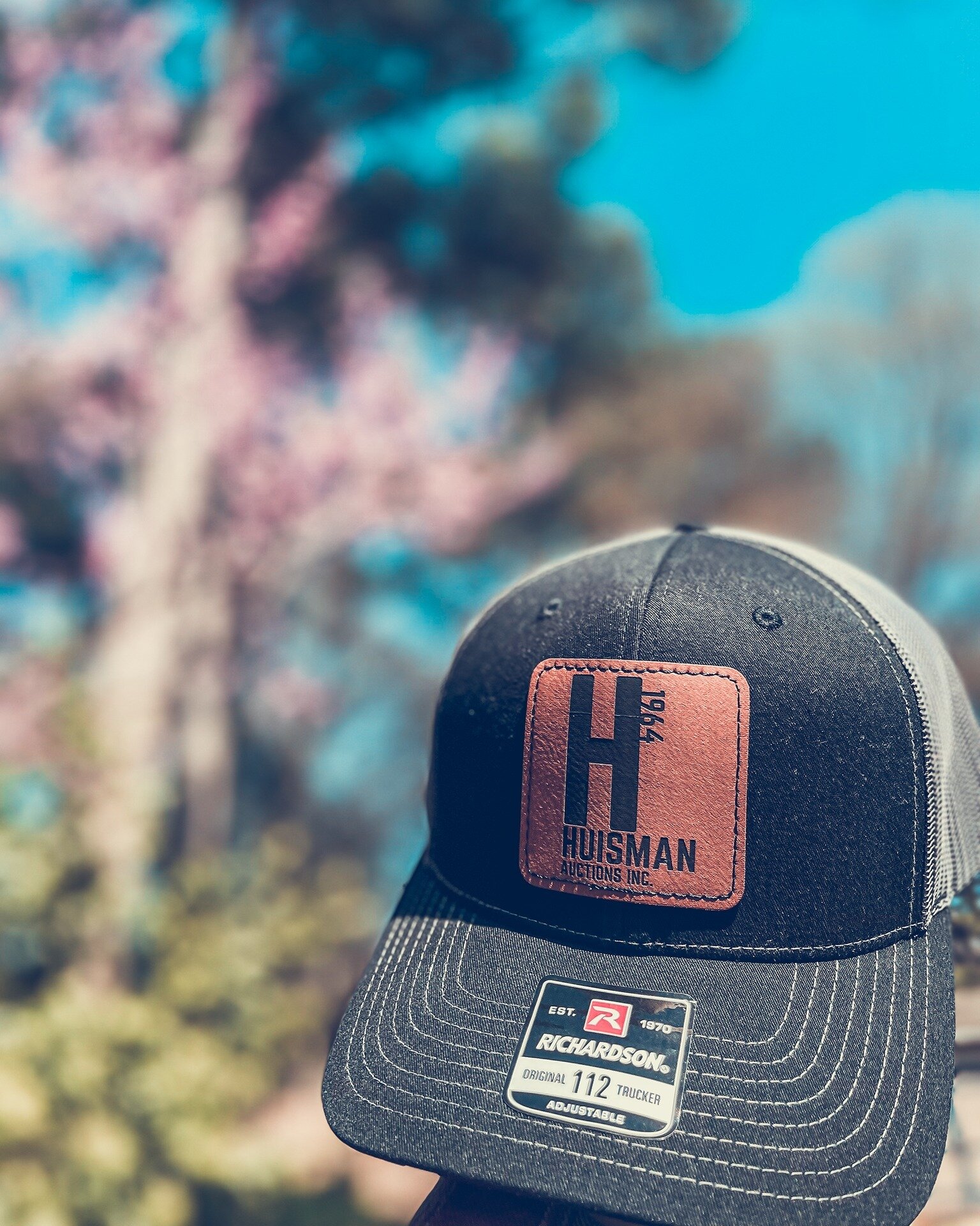 Shooooooot...look at these new Richardson trucker hats w/ these sweet leatherette patches for the fine folks at Huisman Auctions Inc. You can check out more gear from this project right here tomorrow! Logo Design by Bear Tyler from @bullhdedpeanutco
