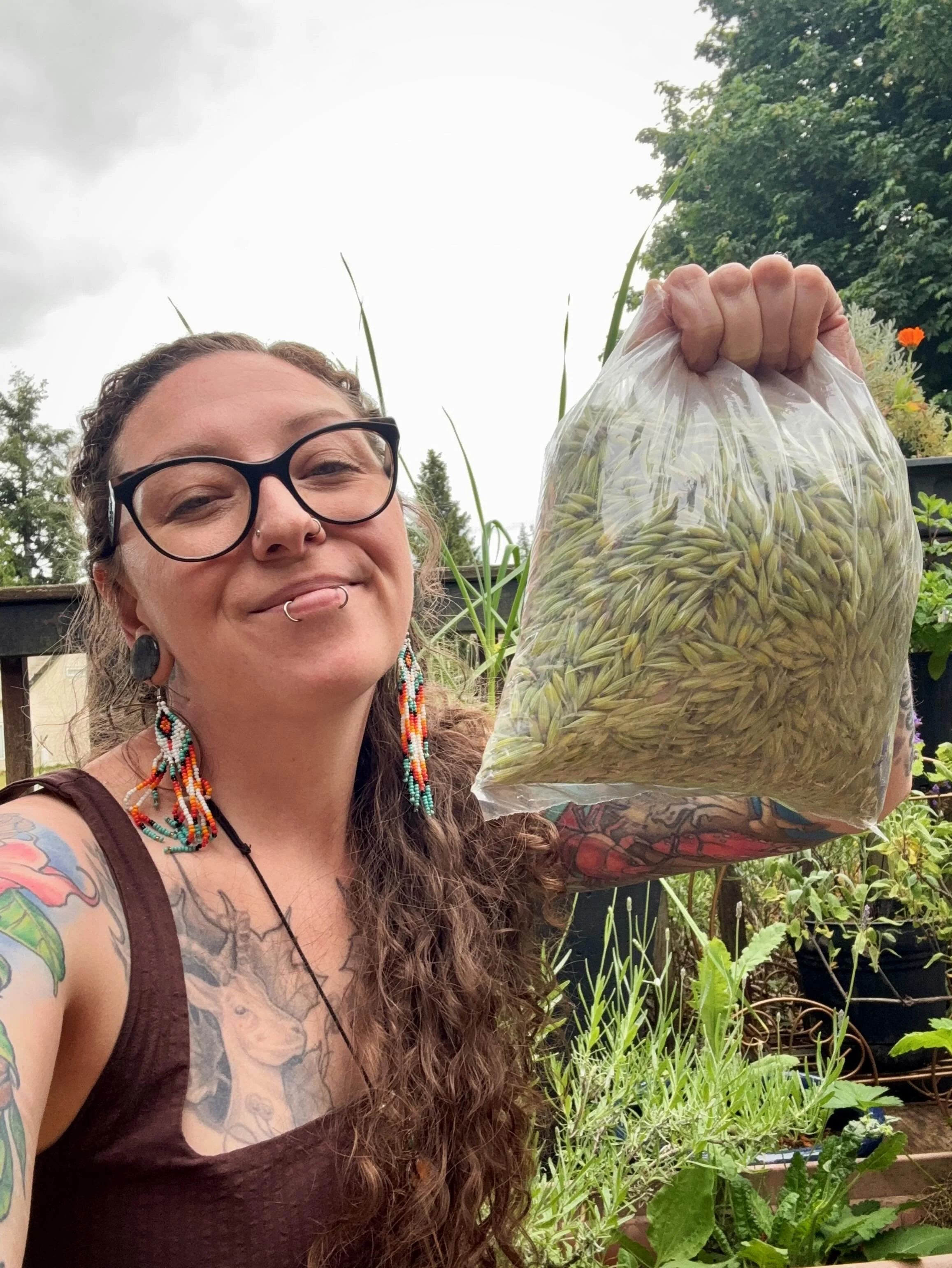 Posing with my Farm Fresh #milkyoatseed the way people pose with their fish 🎣 

Huge Huy ch q&rsquo;u (Thankyou) to Anna of @greenmuseherbs for helping me source fresh medicine grown by local farmers 👩🏻&zwj;🌾 And to the sweet Ella of @fond_floral