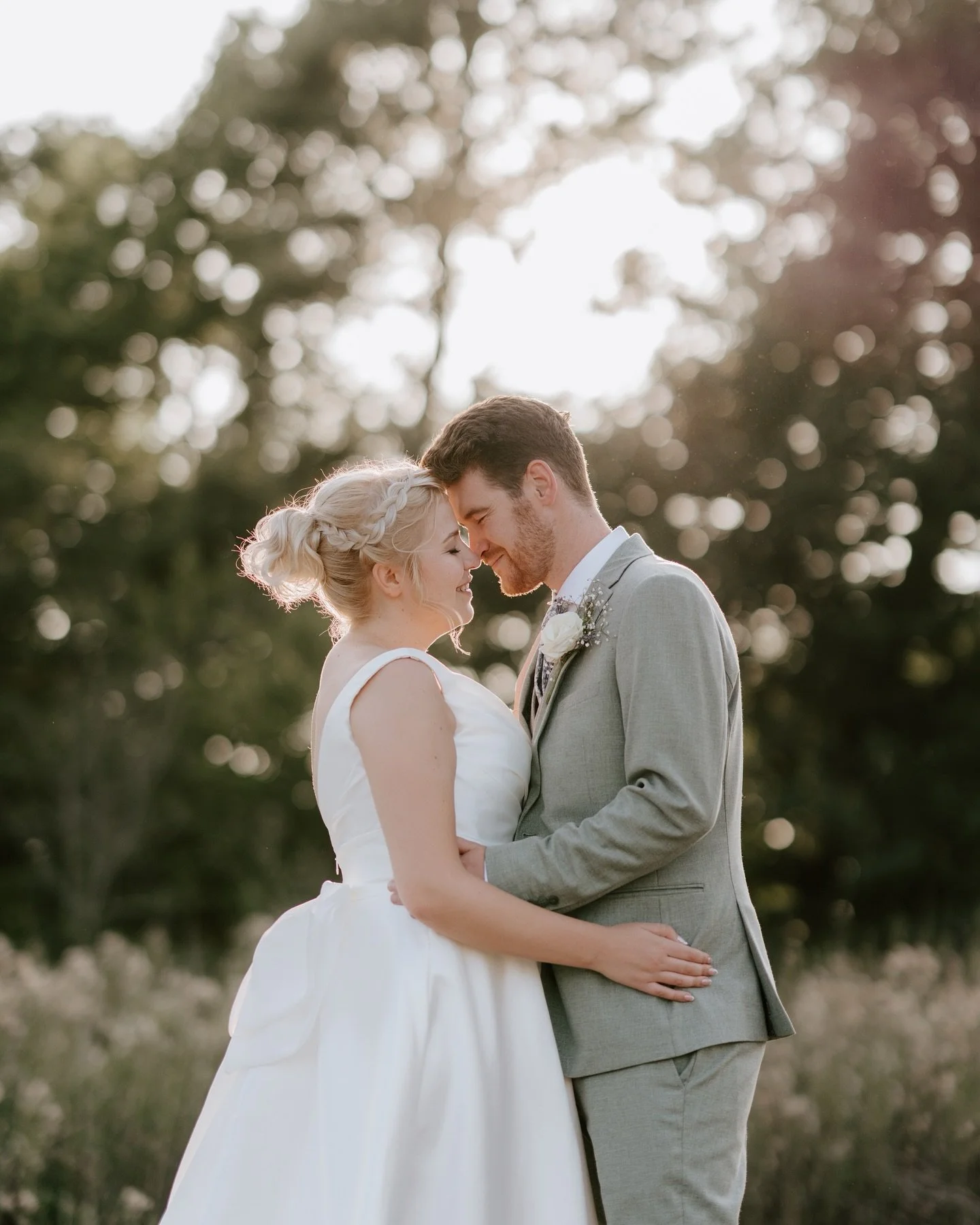Laura & Ryan π€
What do you get when an actress and an apple farmer get married?…
A truly beautiful wedding! πβ¨
Having known these two for years made it extra special, and it was such an honour to capture their day. From surprise singi